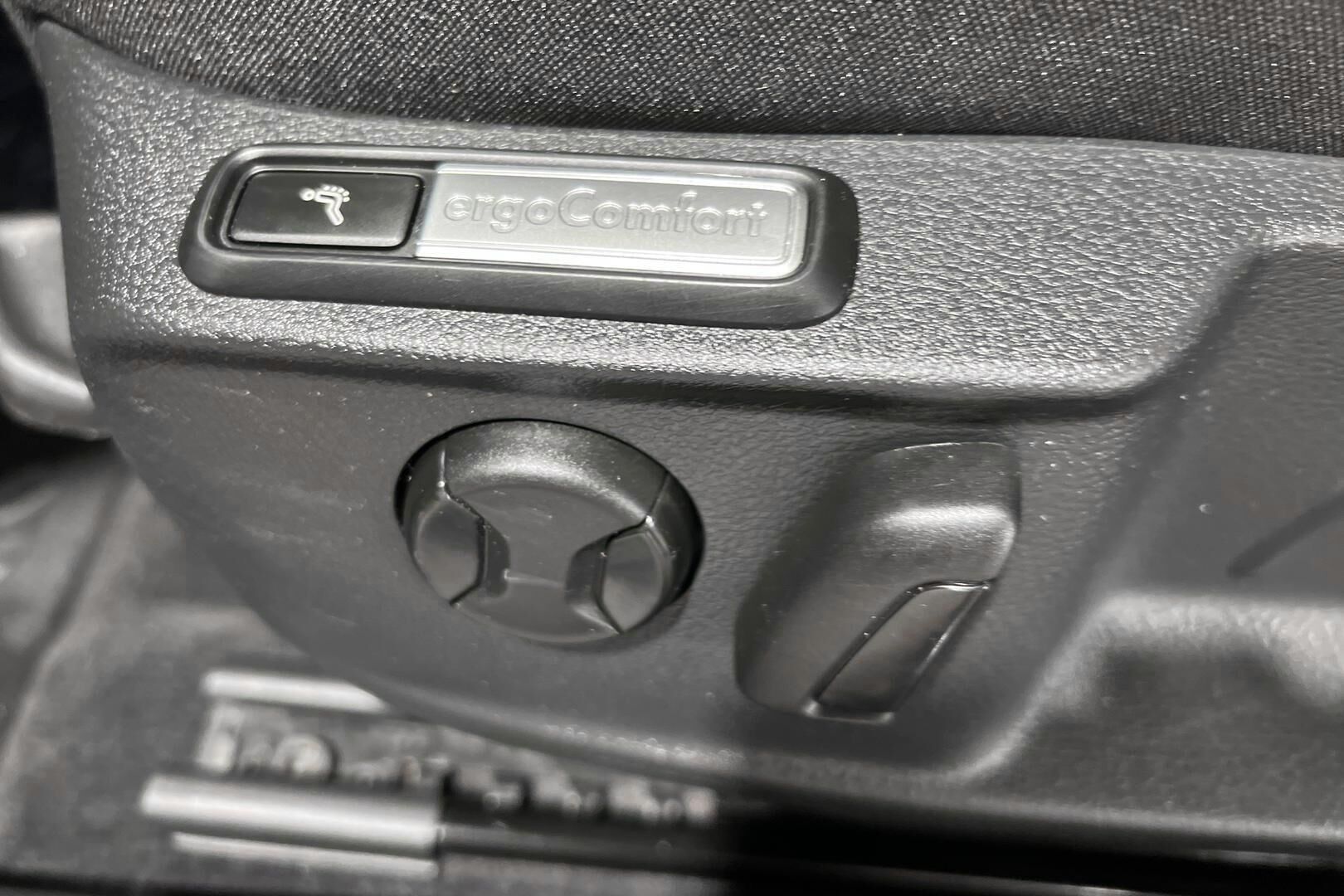 Volkswagen Passat iso kuva 14