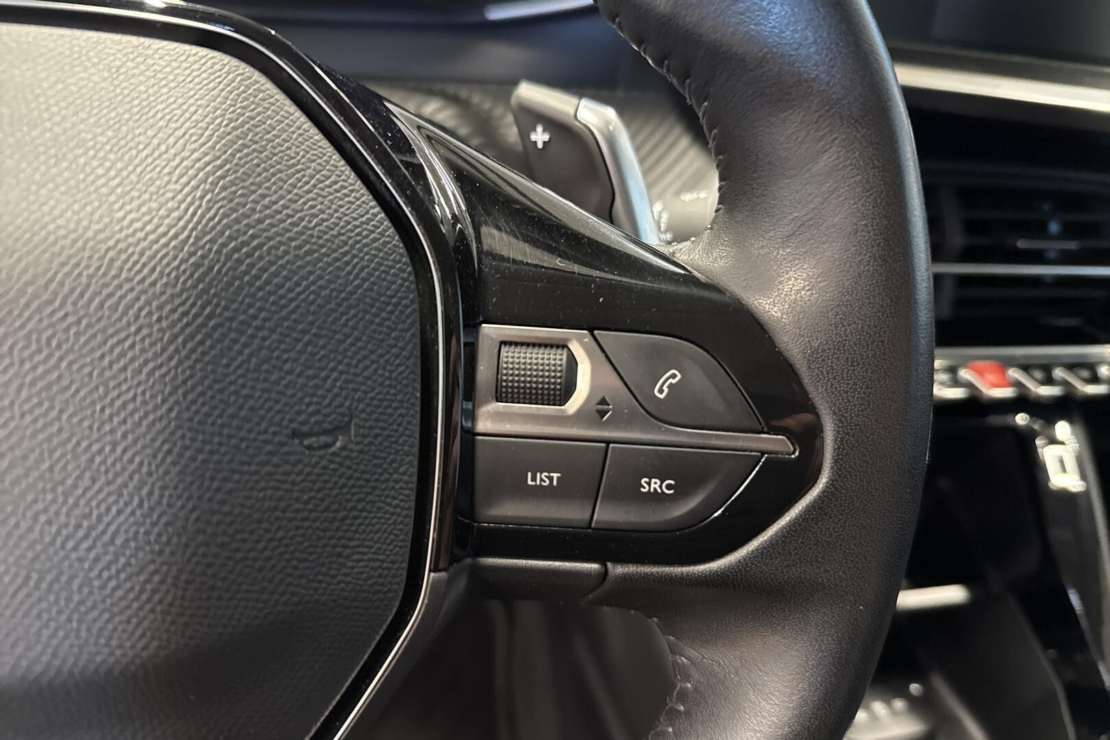 Peugeot 2008 iso kuva 18