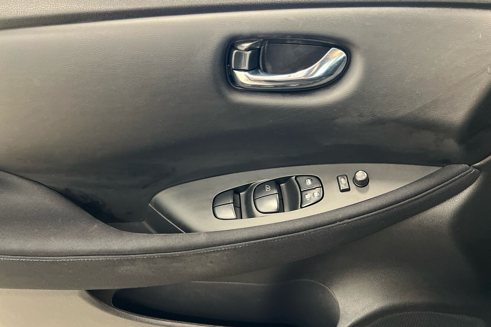 Nissan Leaf iso kuva 18