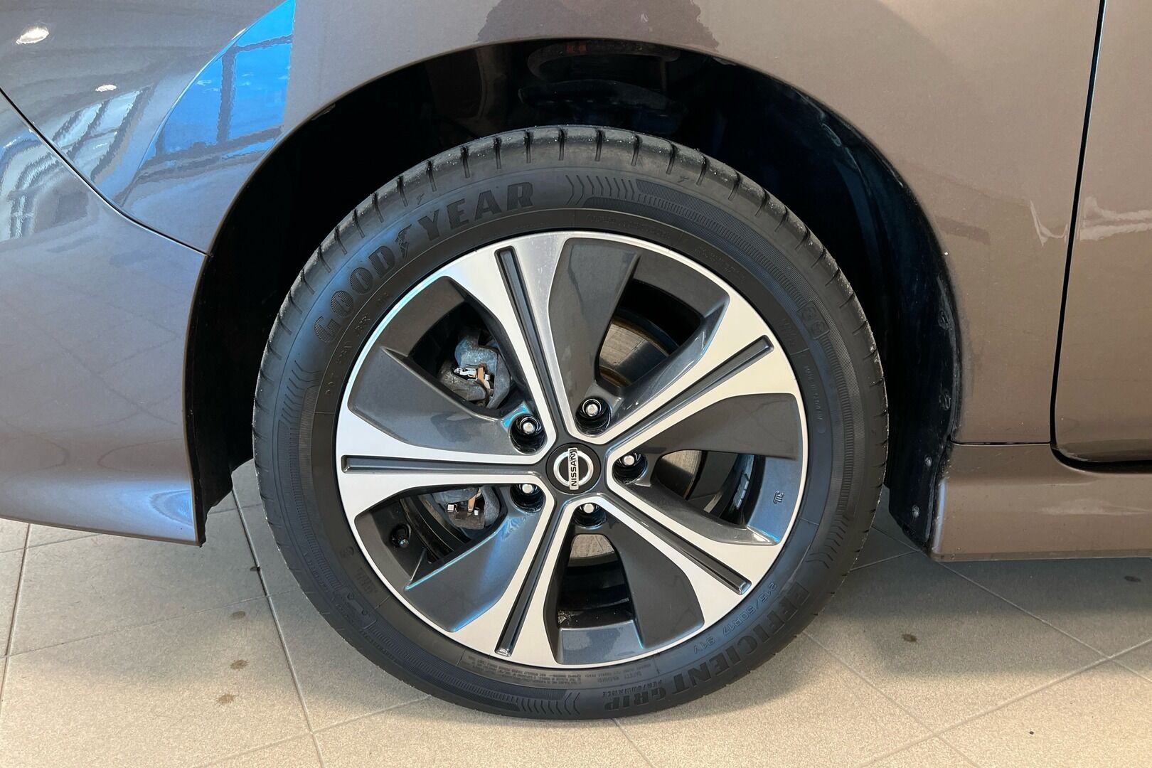 Nissan Leaf iso kuva 8