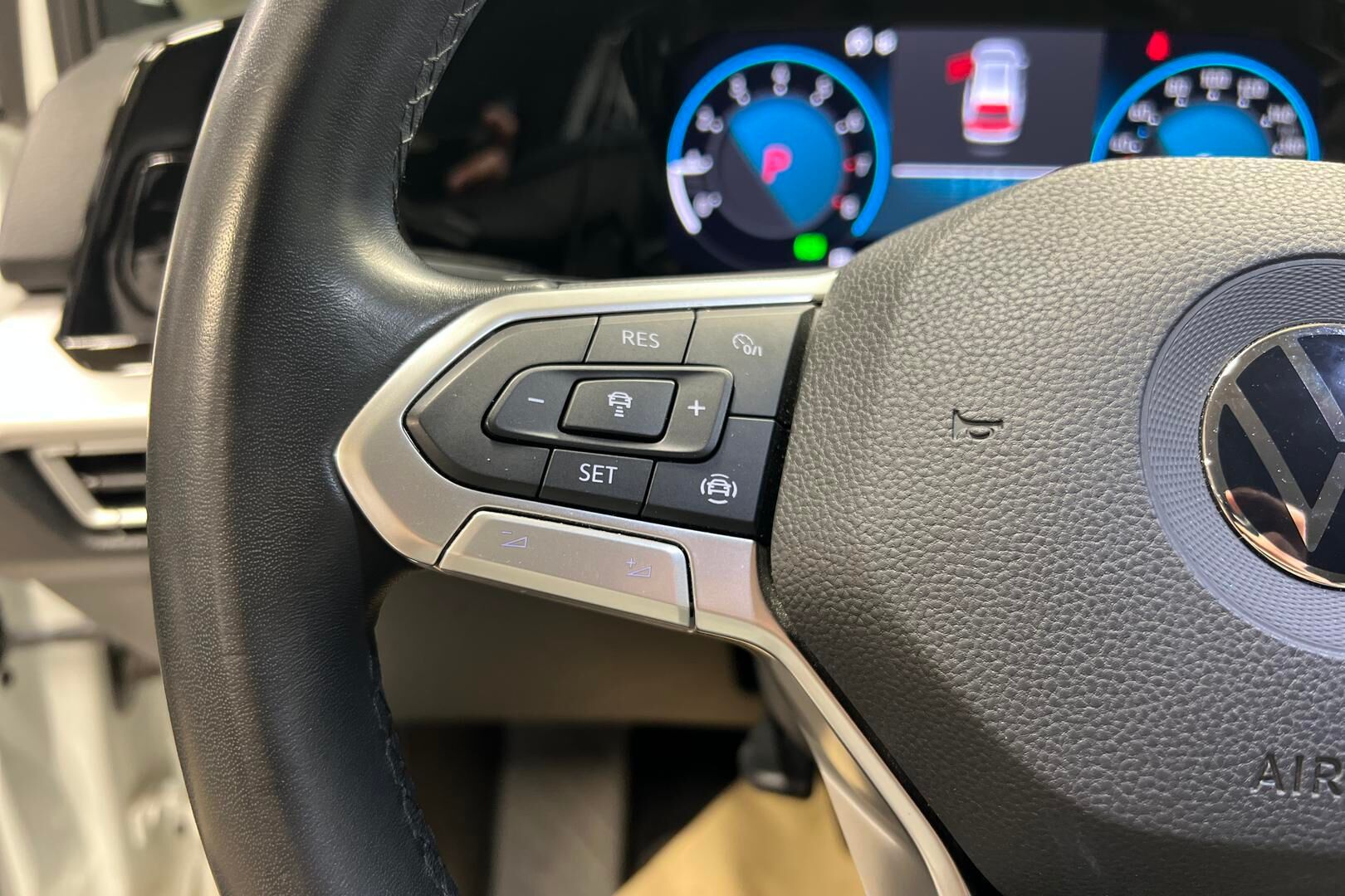 Volkswagen Golf iso kuva 17