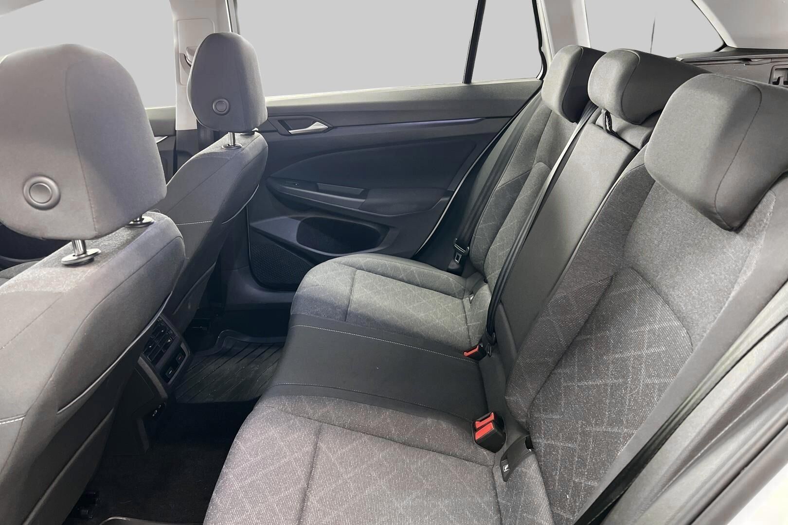 Volkswagen Golf iso kuva 9