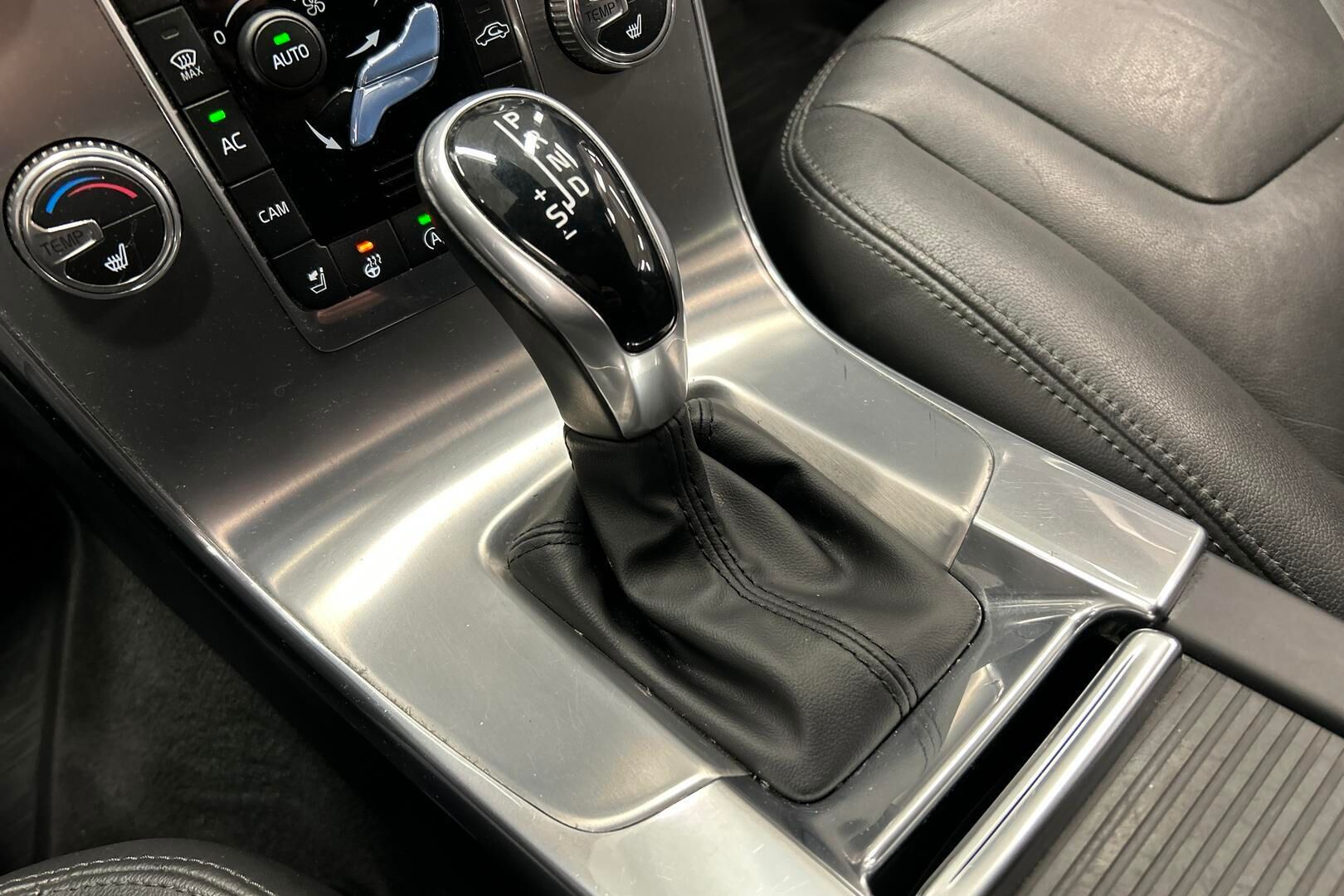 Volvo V60 iso kuva 30