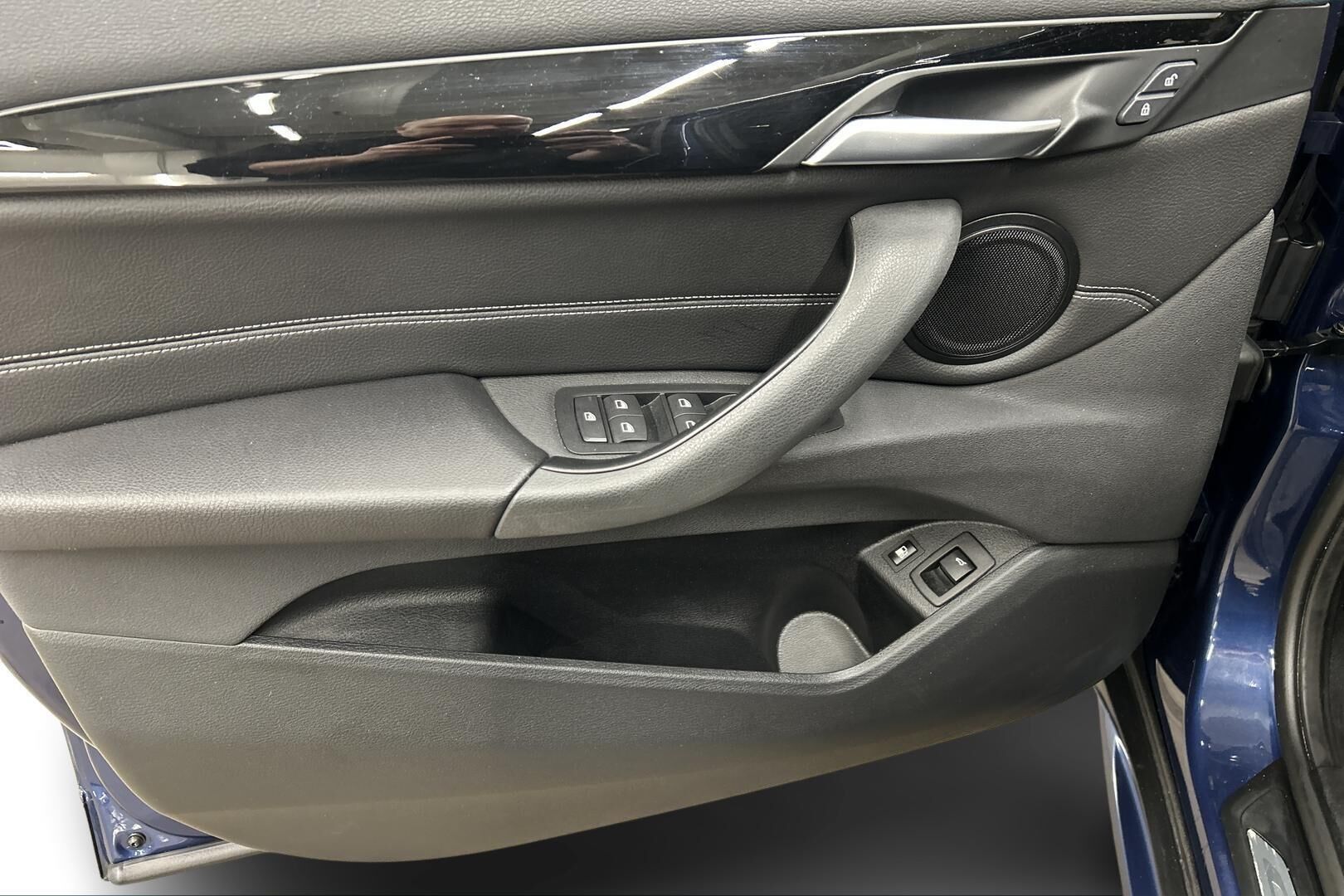BMW X1 iso kuva 13