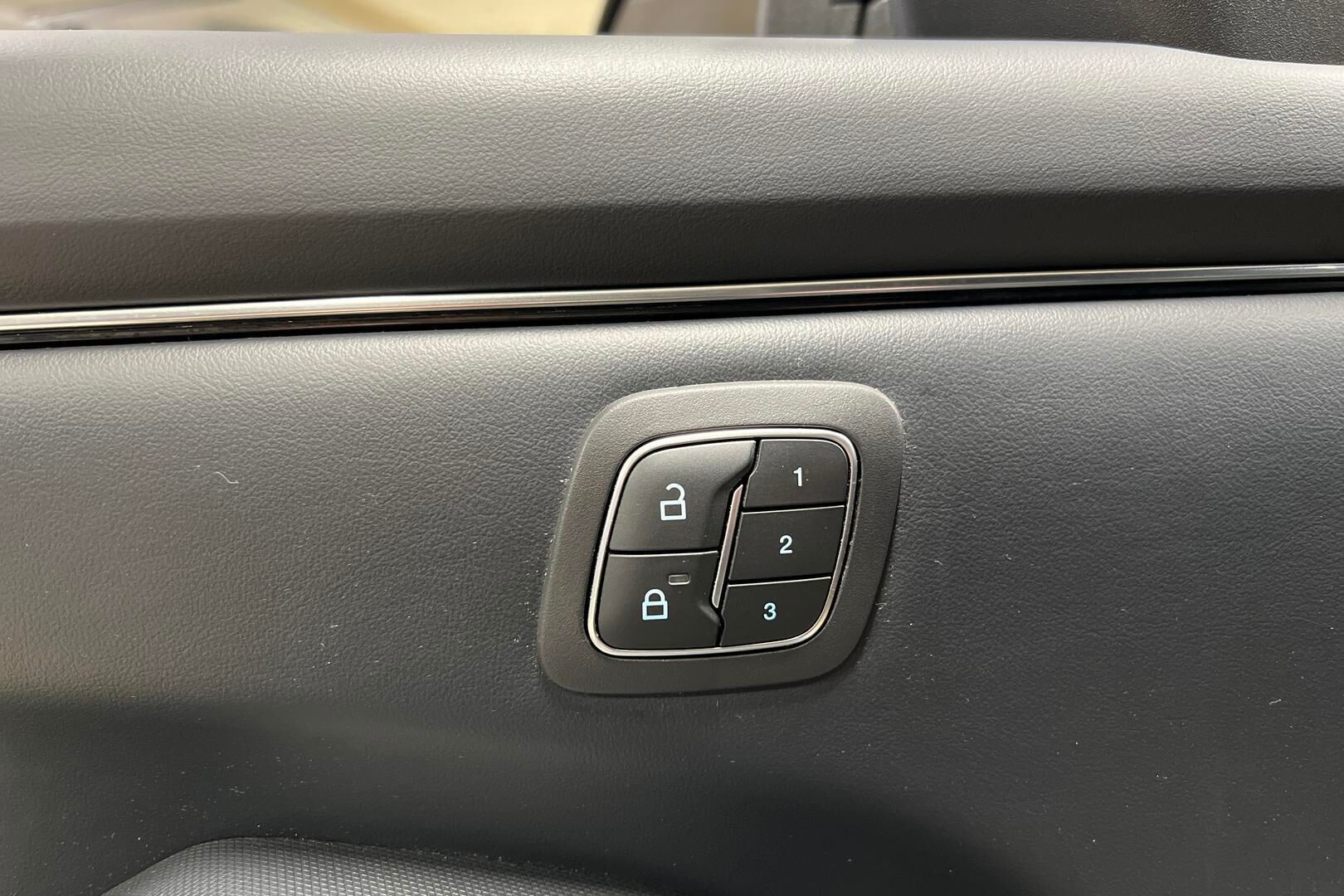 Ford Mustang Mach-E iso kuva 15