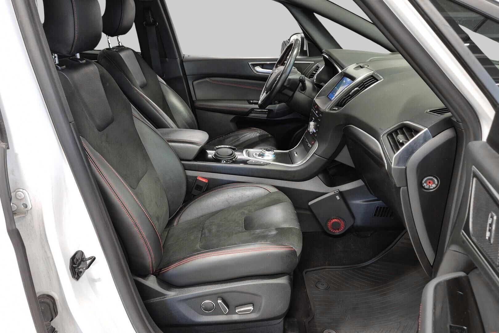 Ford S-Max iso kuva 4