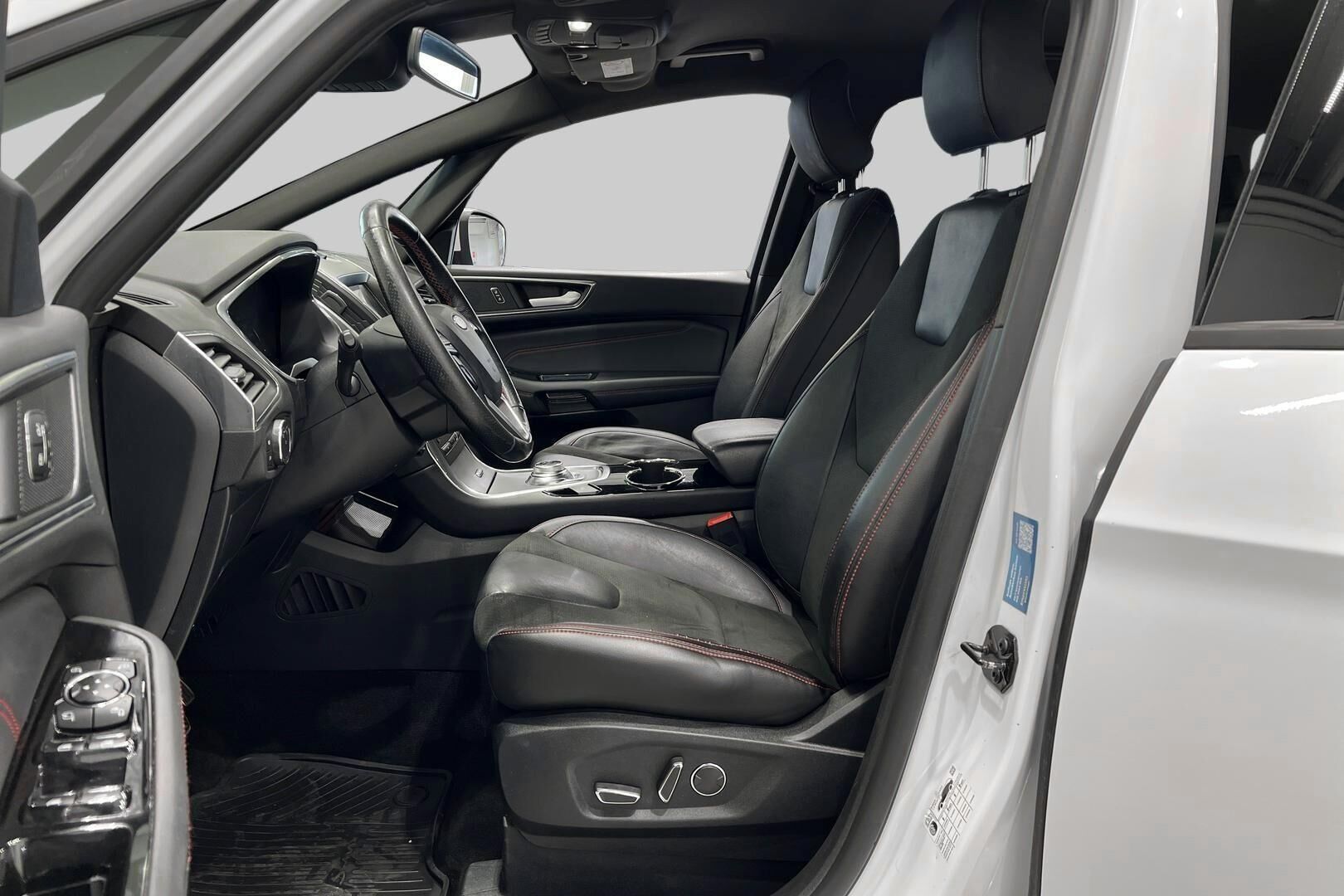 Ford S-Max iso kuva 9