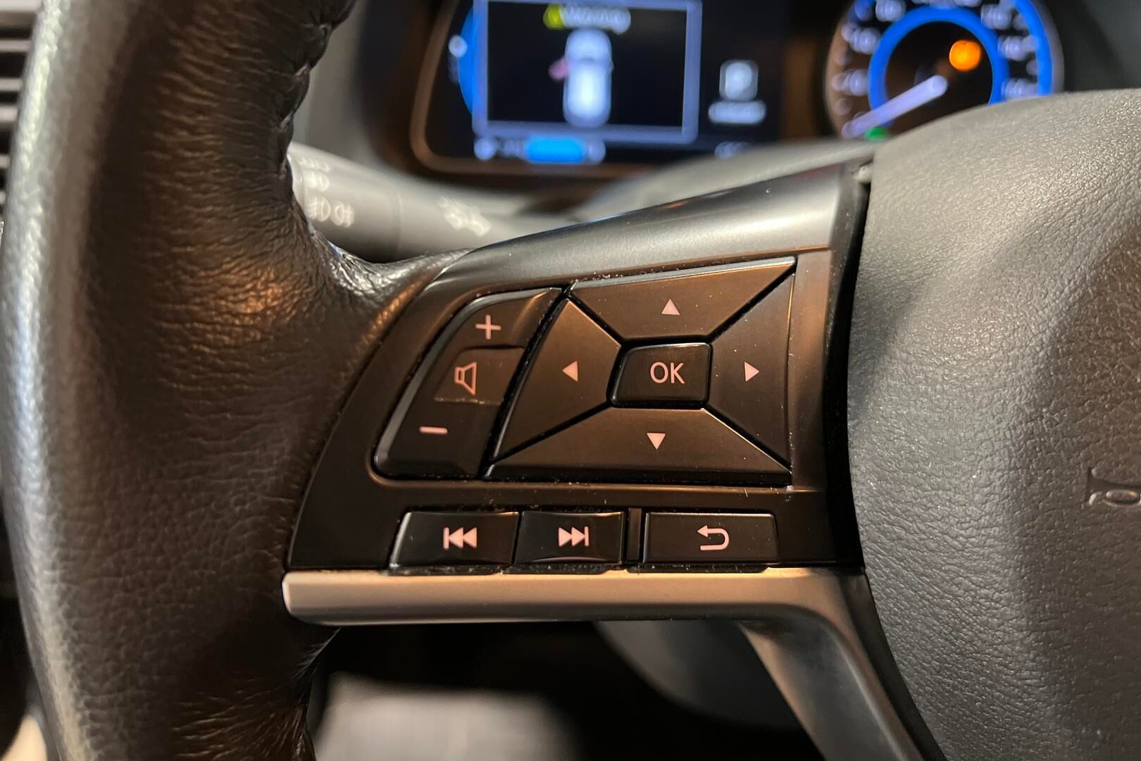 Nissan Leaf iso kuva 16
