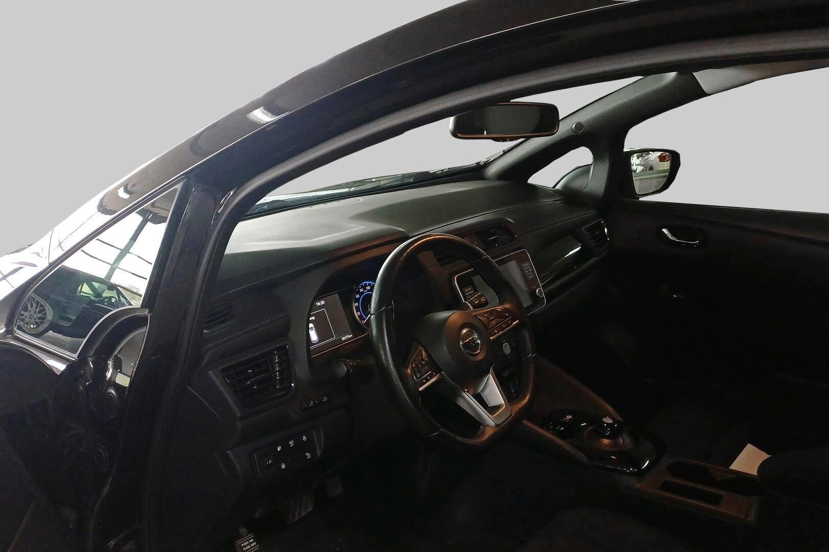 Nissan Leaf iso kuva 2