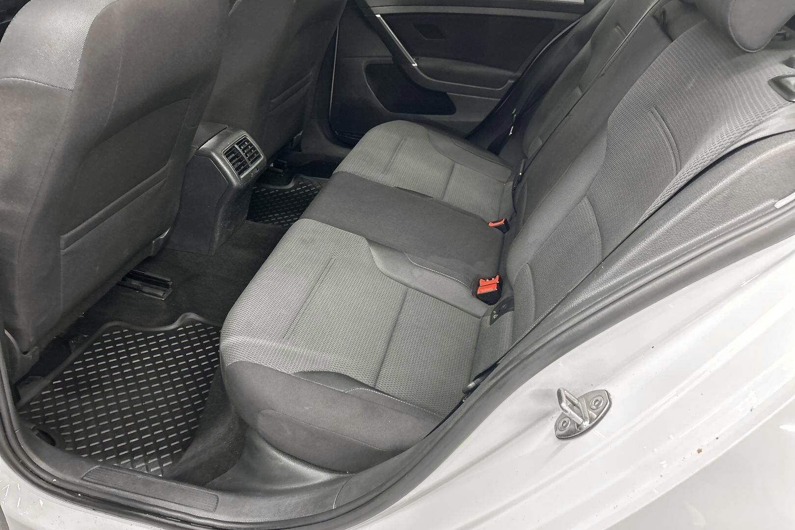 Volkswagen Golf iso kuva 10