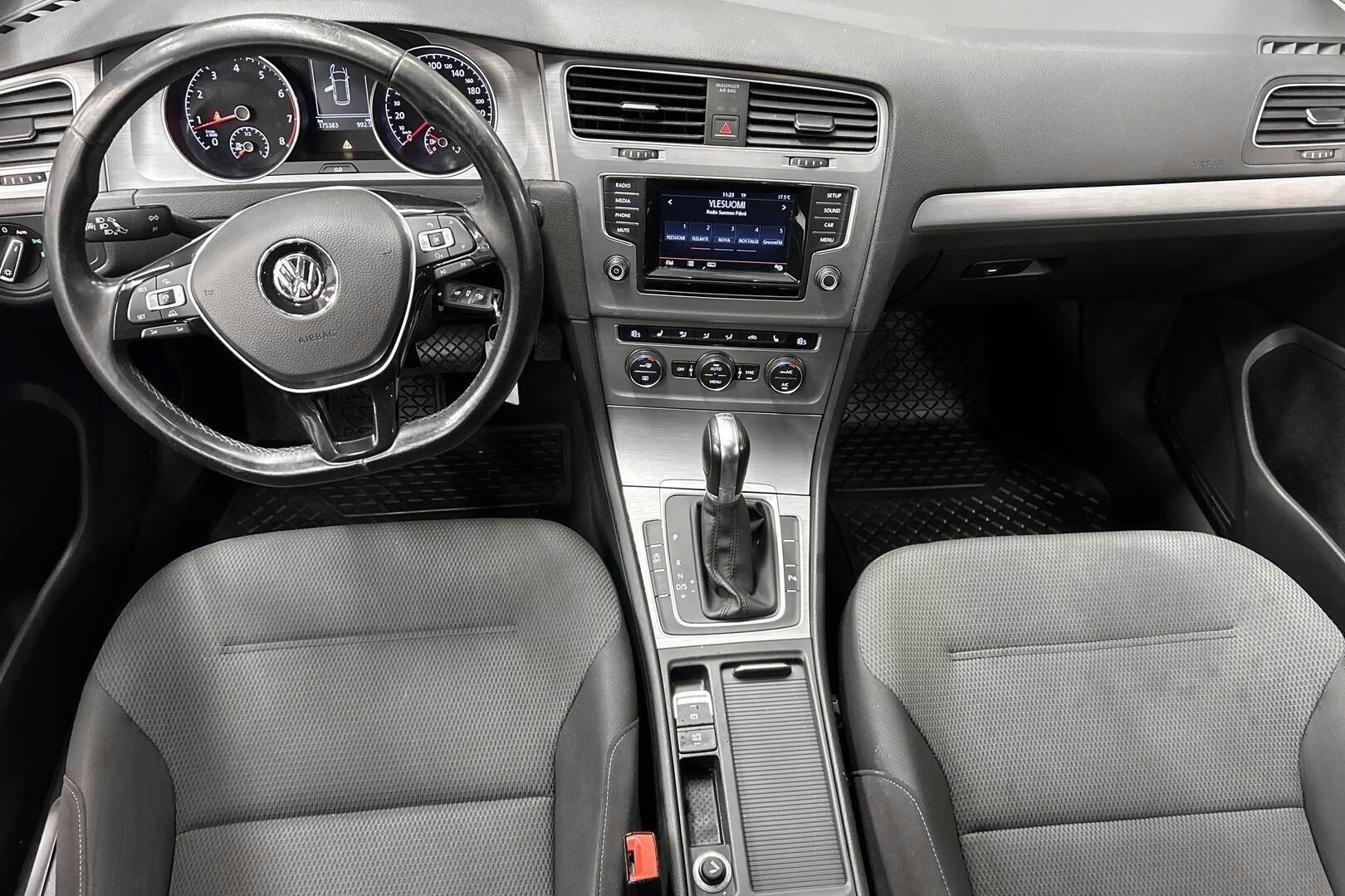 Volkswagen Golf iso kuva 11