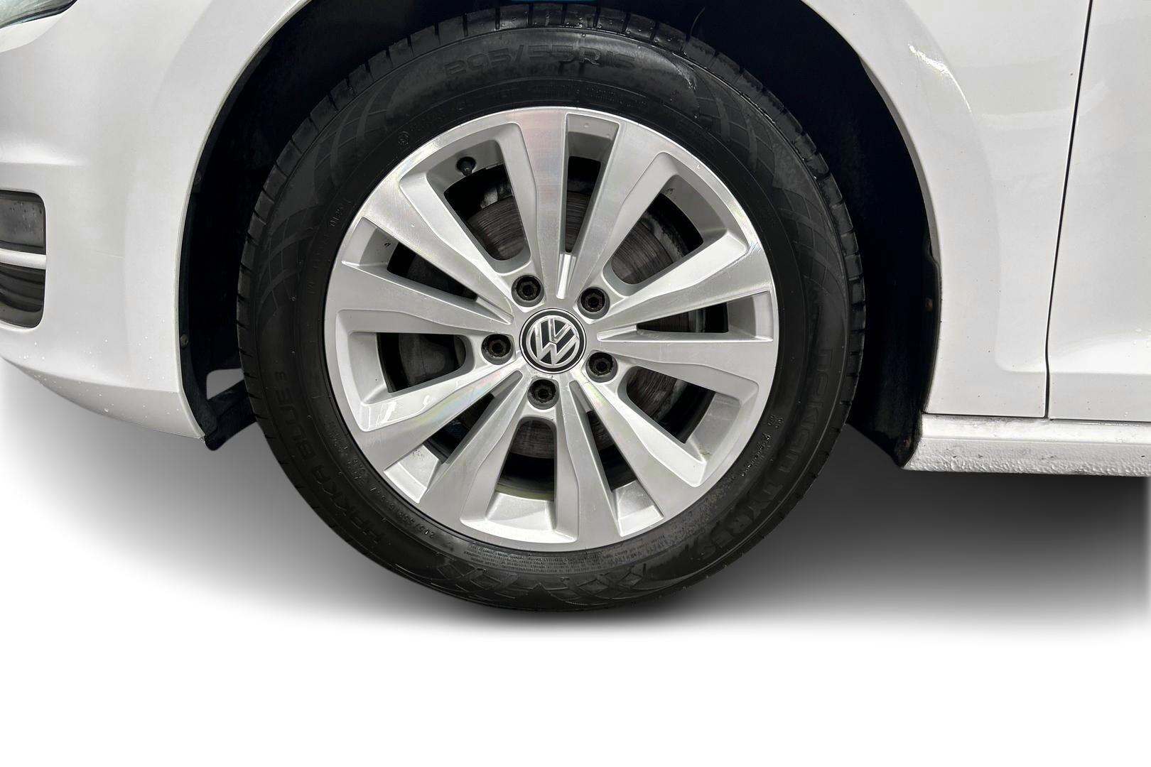 Volkswagen Golf iso kuva 13