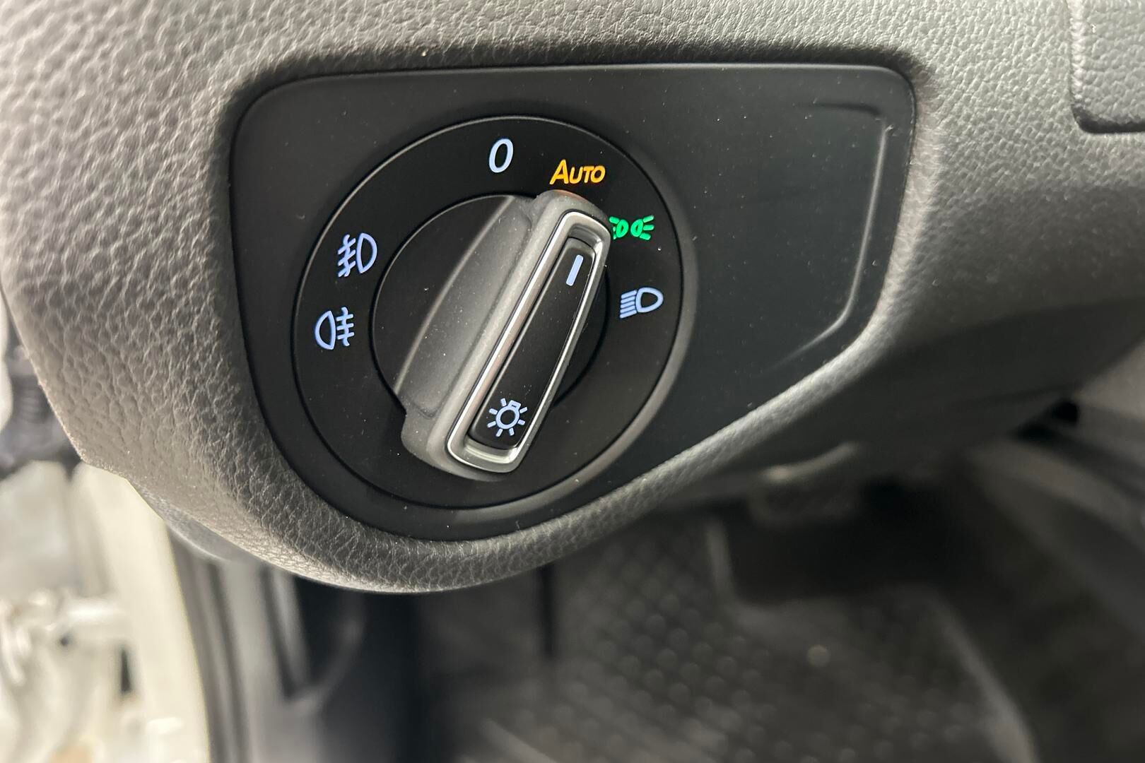Volkswagen Golf iso kuva 15