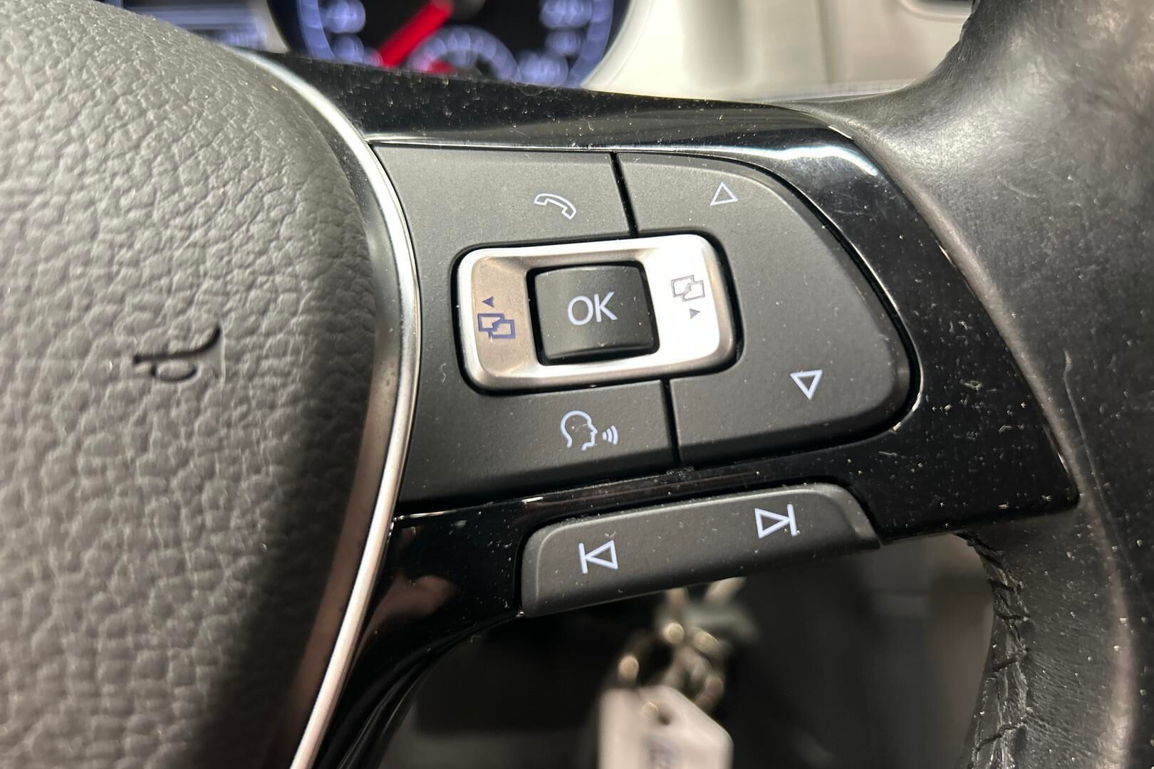 Volkswagen Golf iso kuva 17