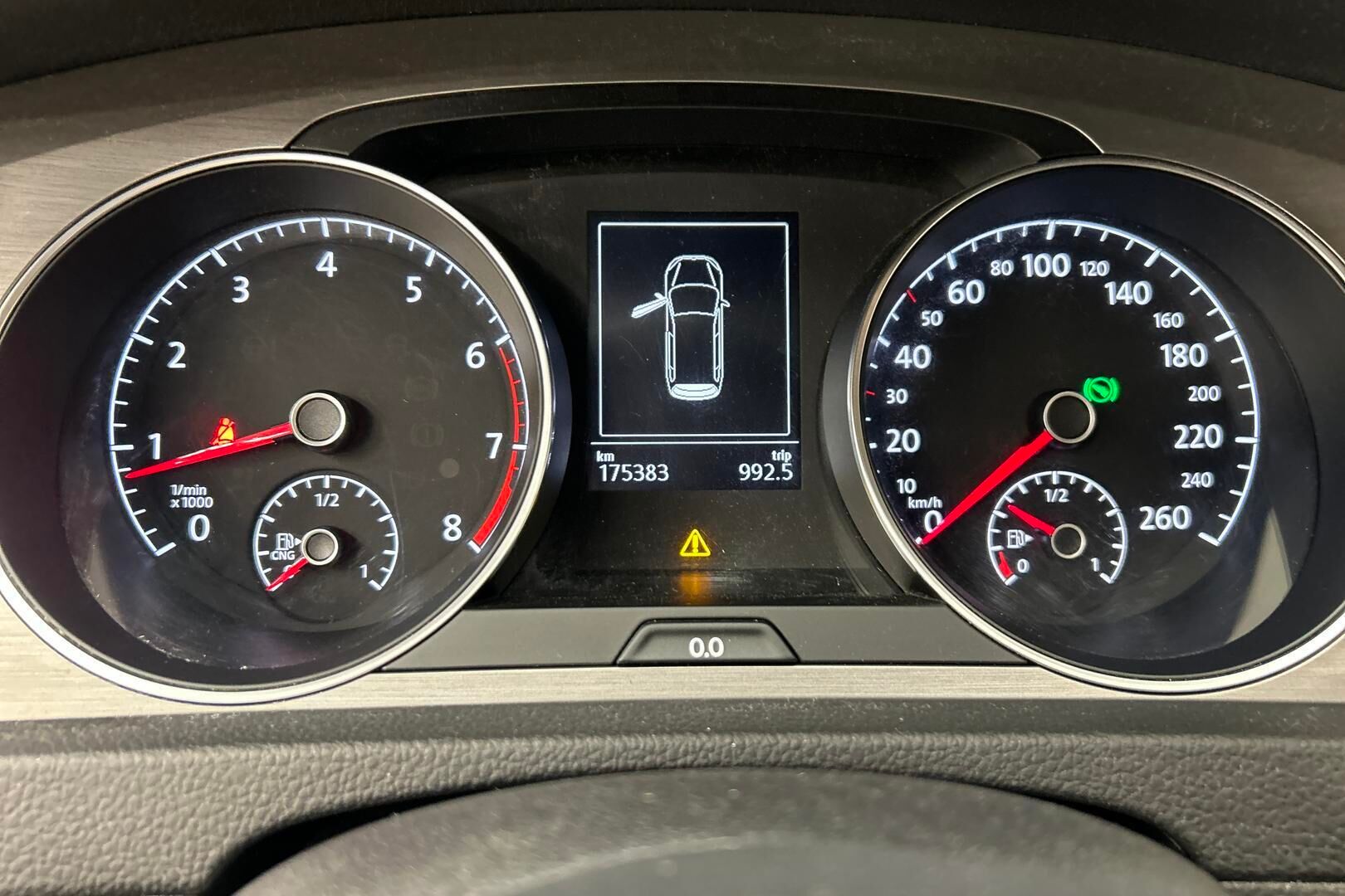 Volkswagen Golf iso kuva 18
