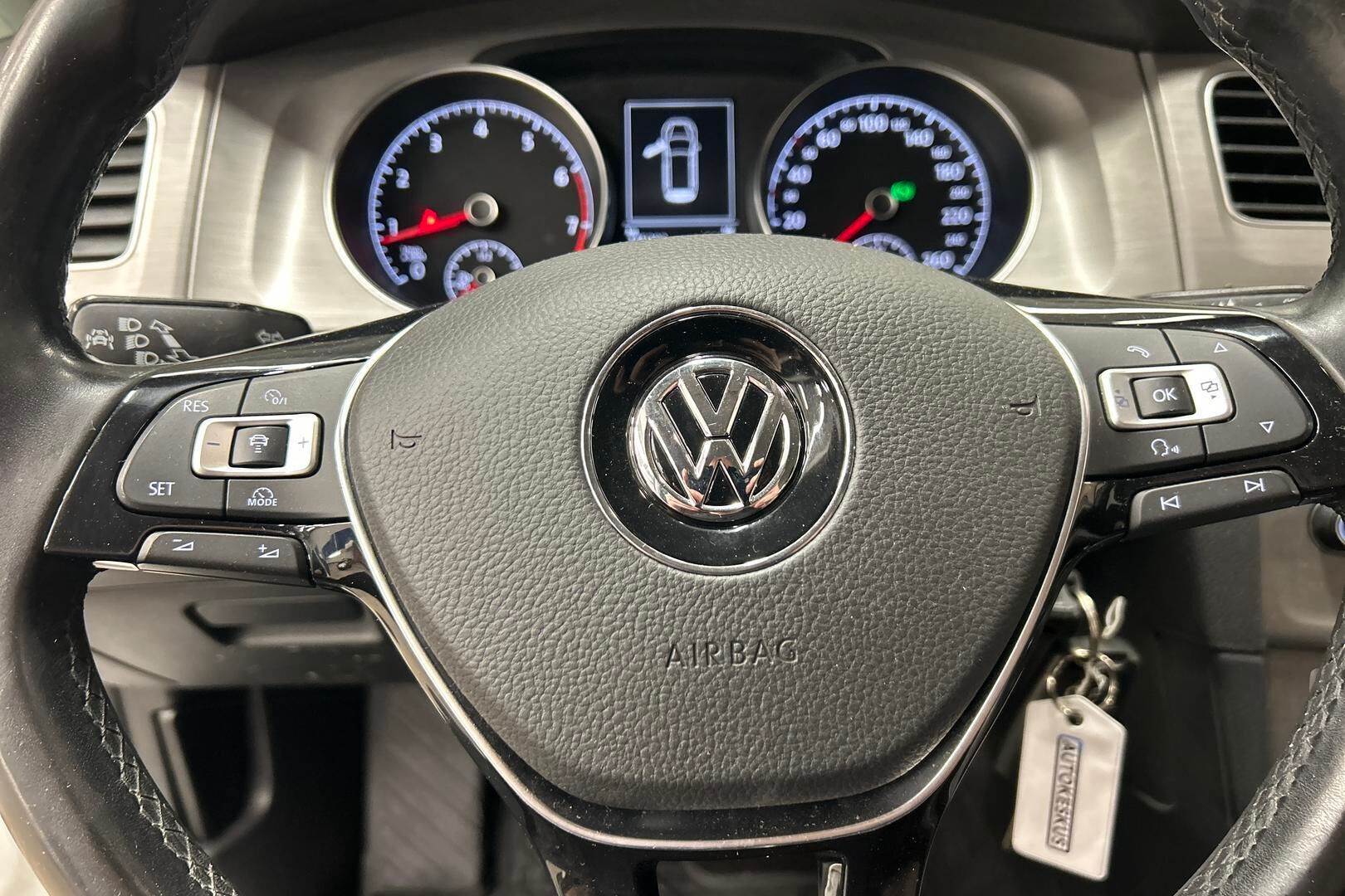 Volkswagen Golf iso kuva 19