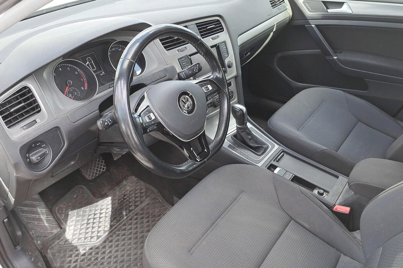 Volkswagen Golf iso kuva 2