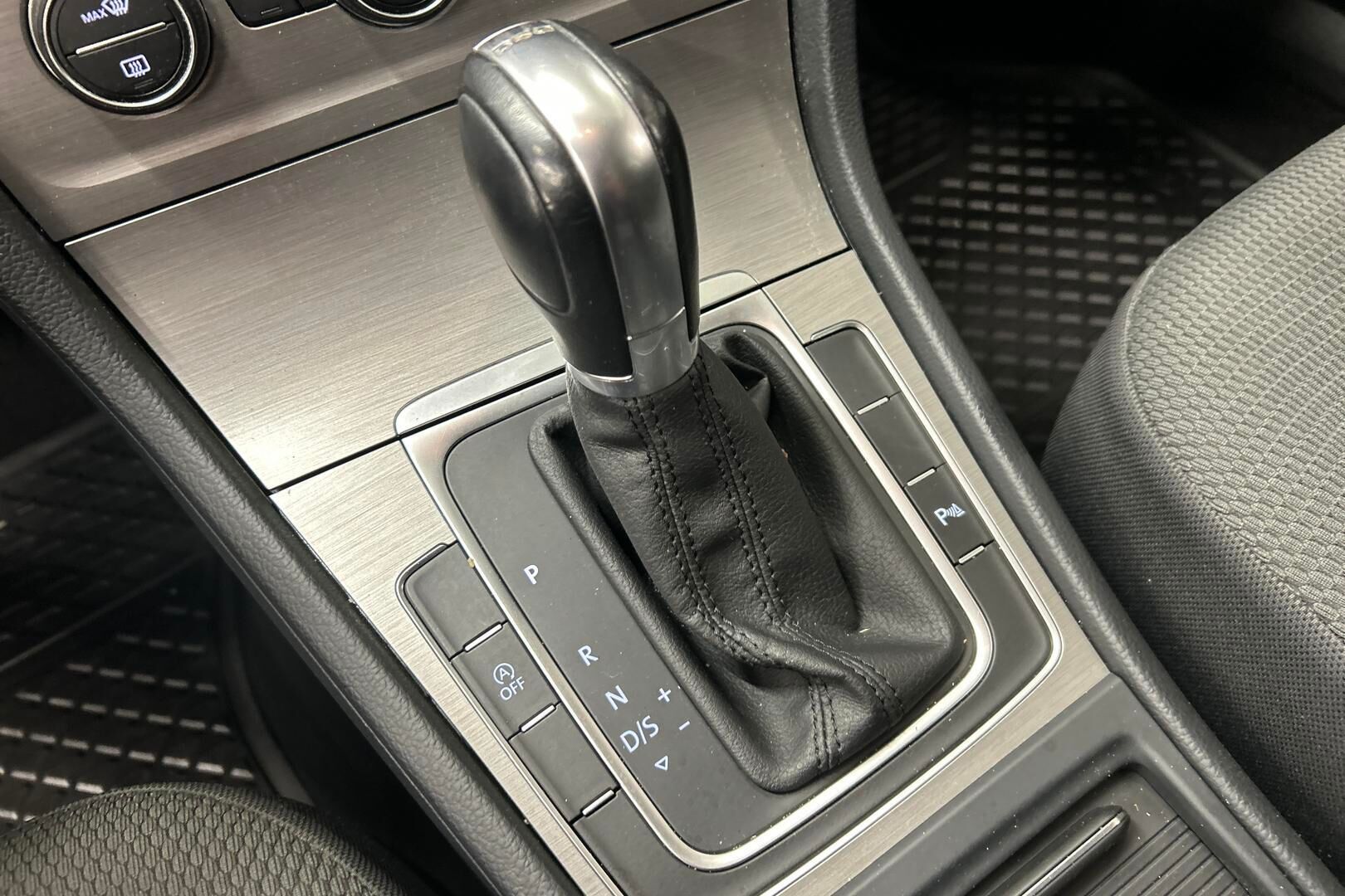 Volkswagen Golf iso kuva 23