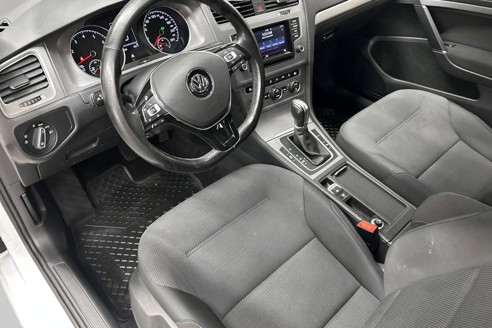 Volkswagen Golf iso kuva 9