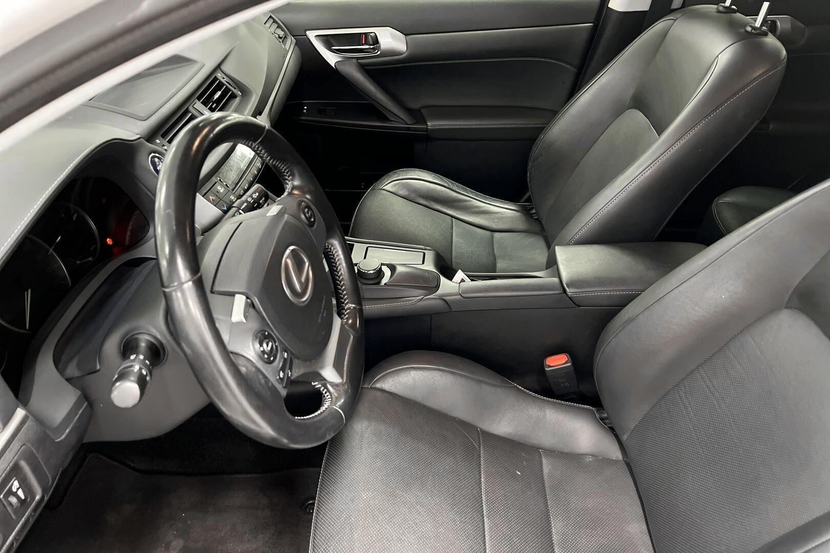 Lexus CT iso kuva 10