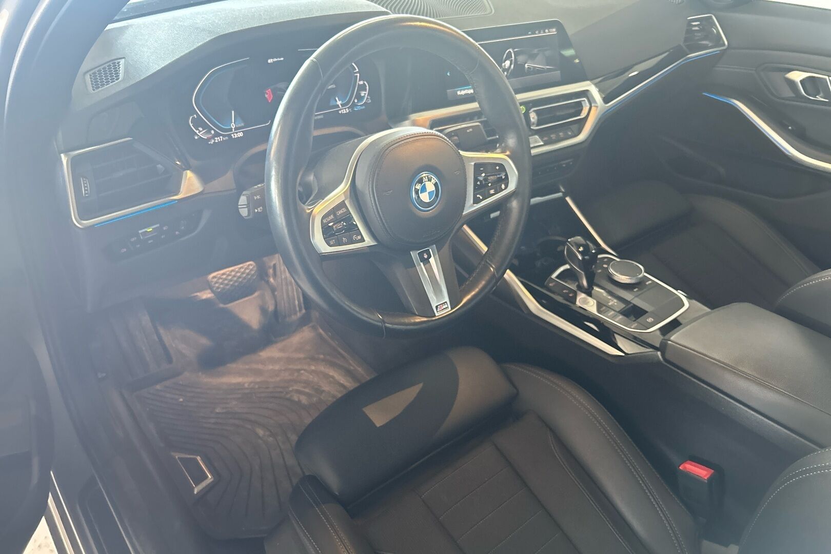 BMW 3 SARJA iso kuva 1