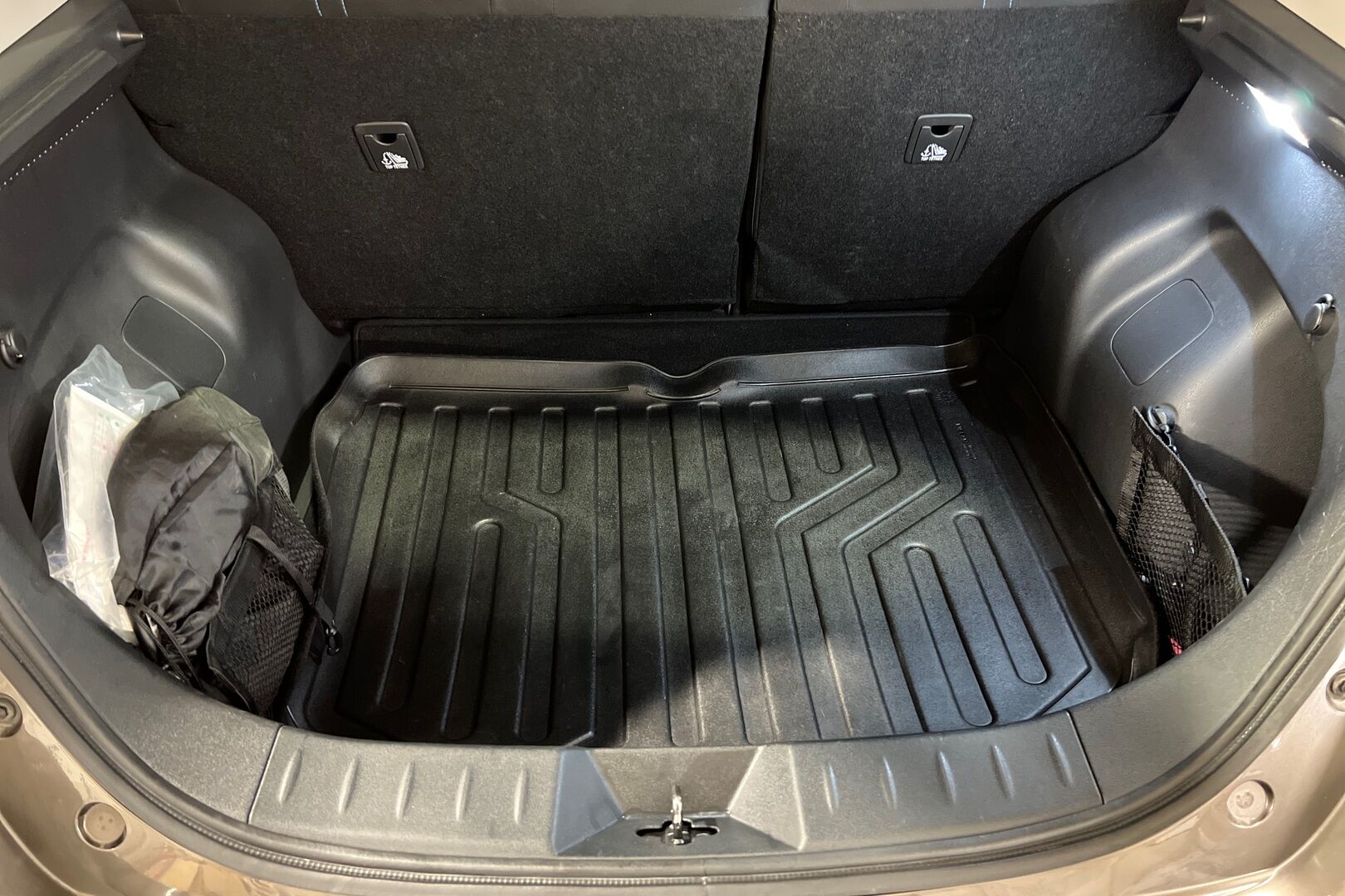 NISSAN LEAF iso kuva 10