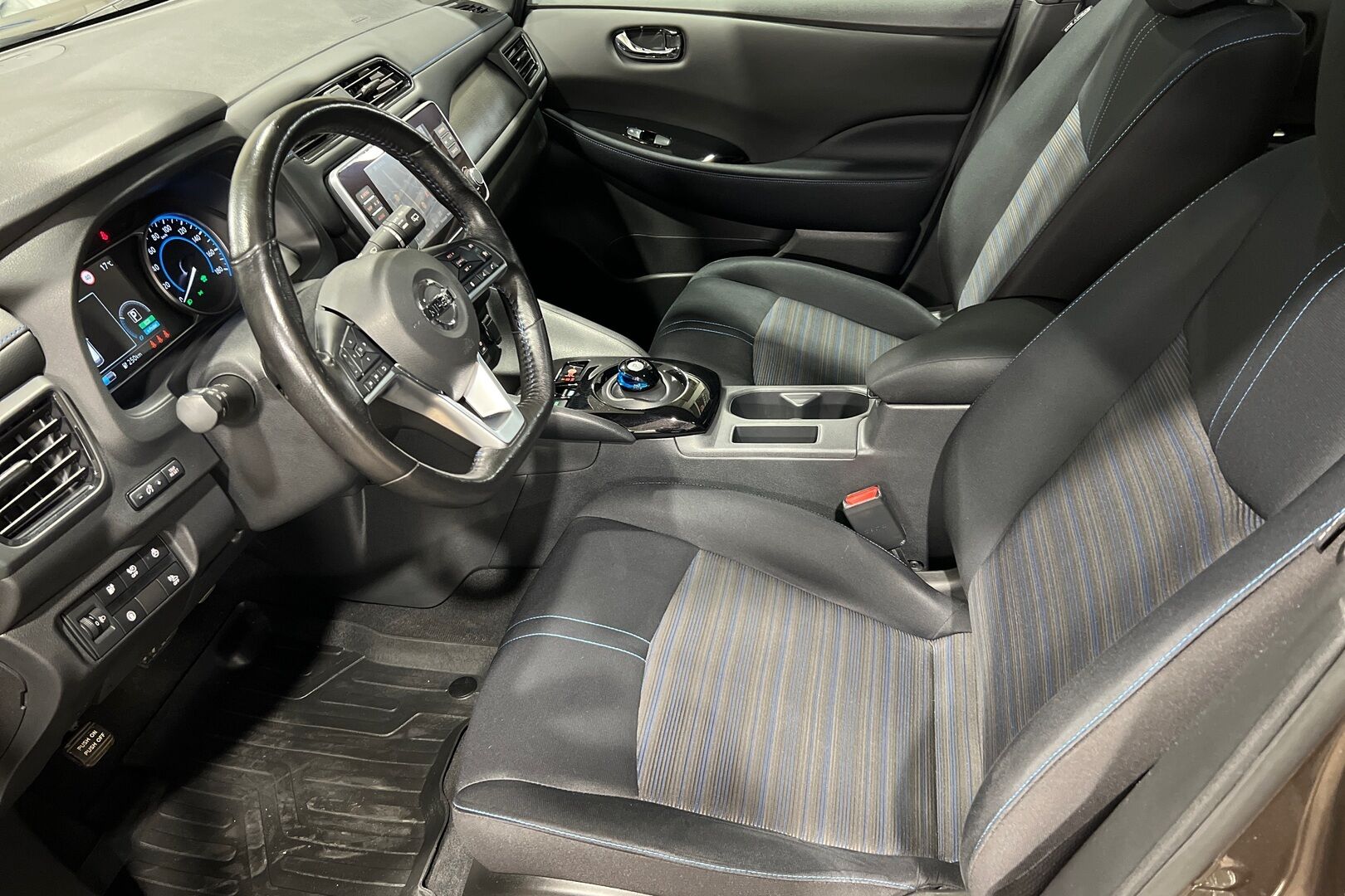 NISSAN LEAF iso kuva 7