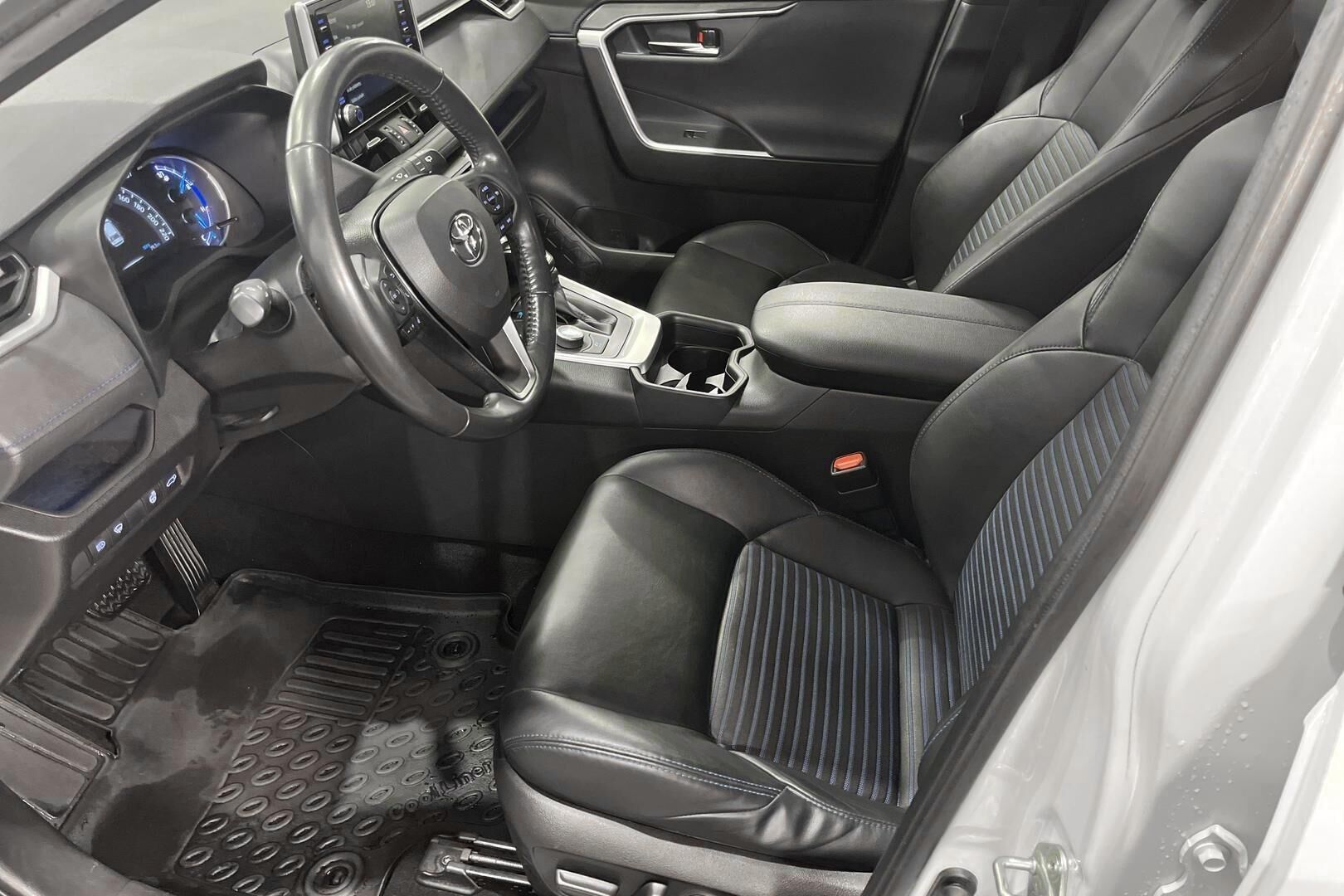 Toyota RAV4 iso kuva 7