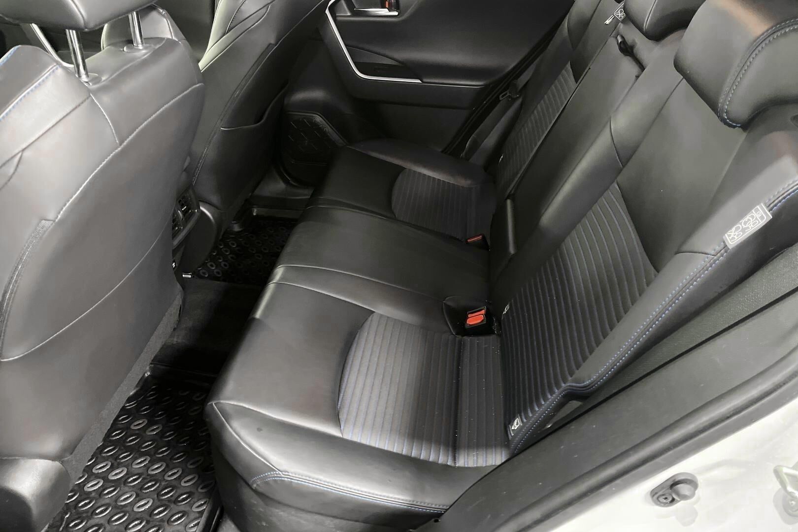 Toyota RAV4 iso kuva 13