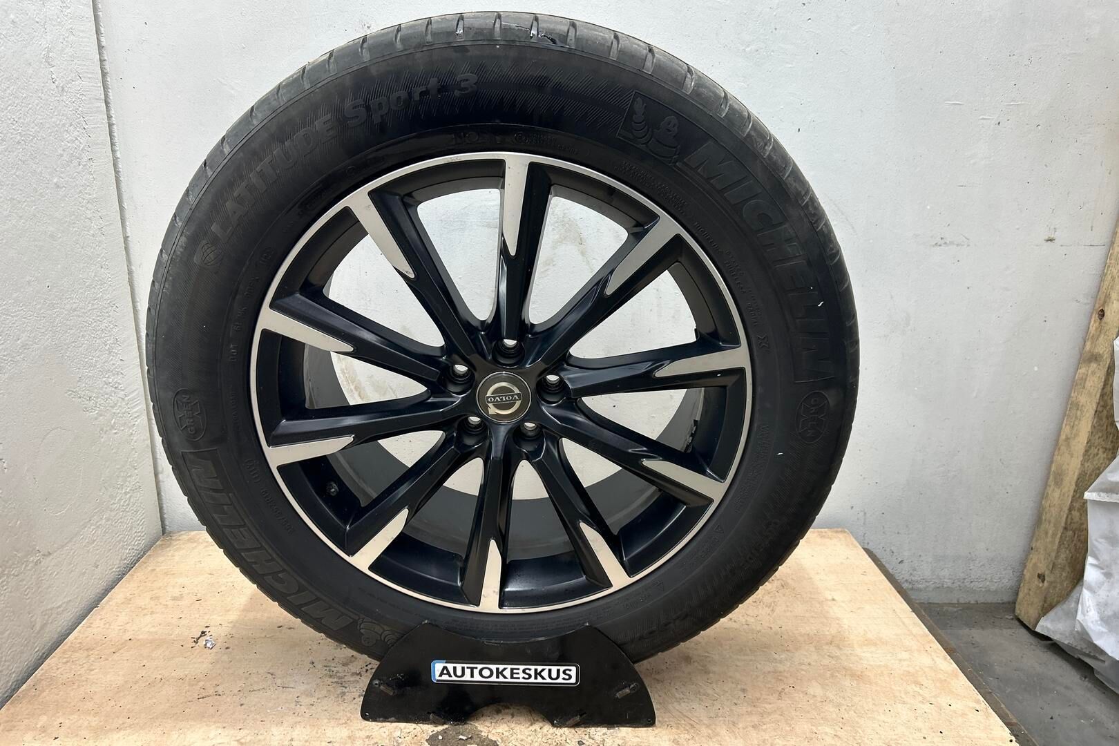 Volvo XC90 iso kuva 23