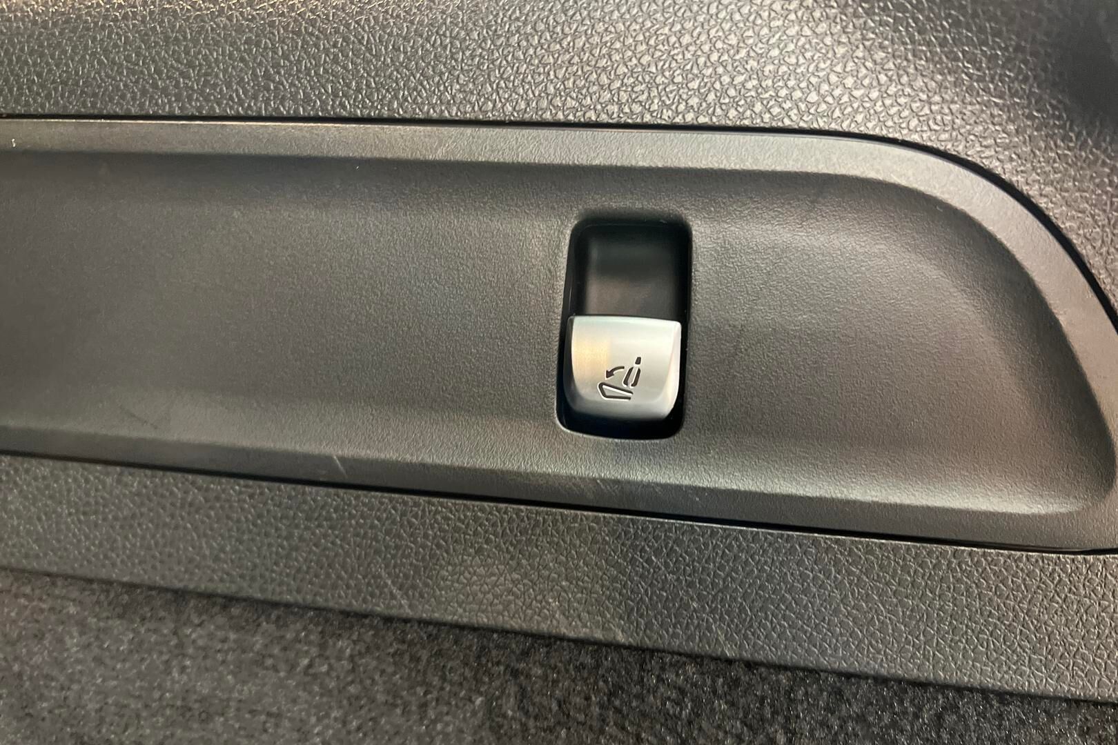 Mercedes-Benz EQC iso kuva 37