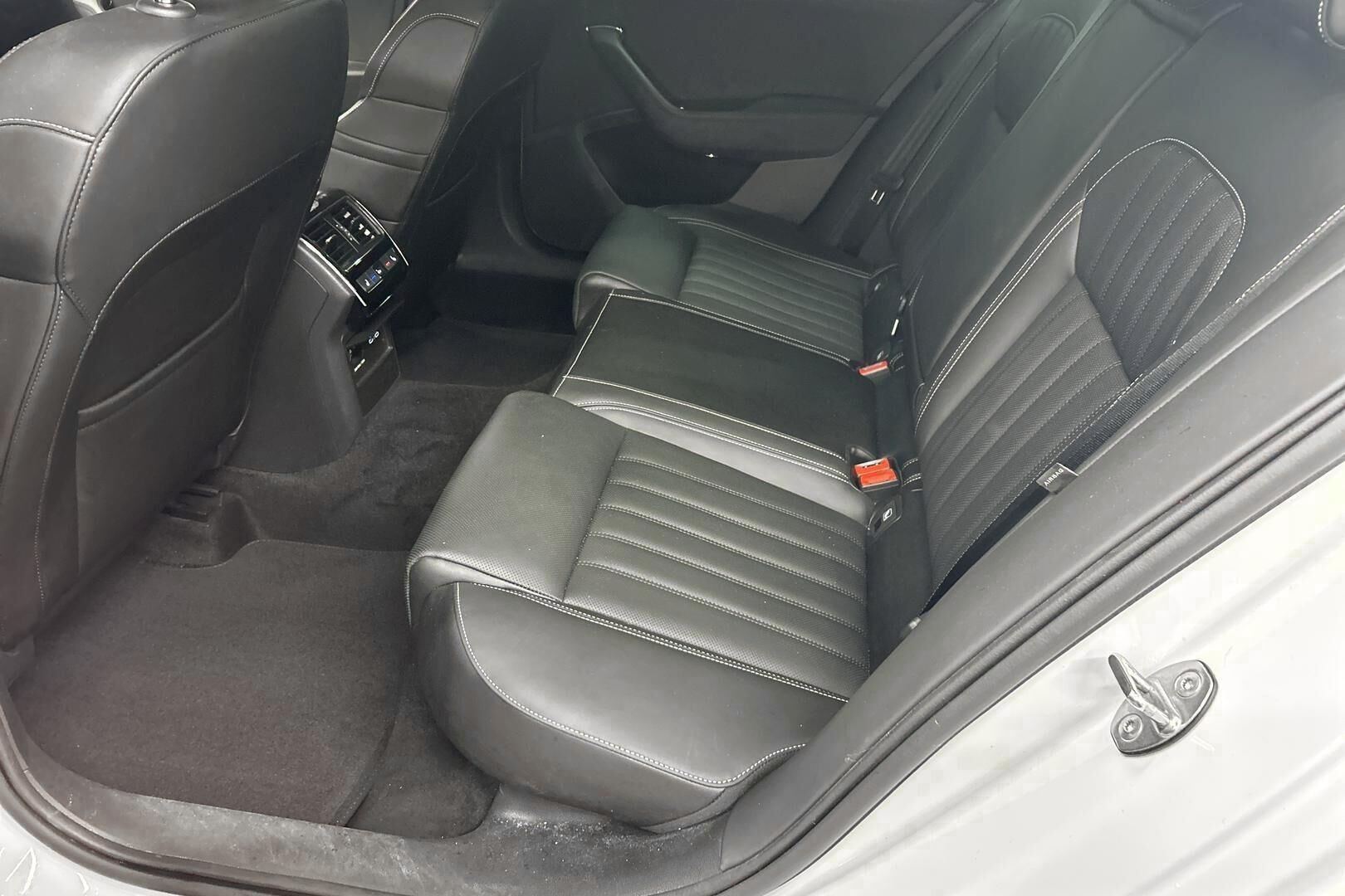 Skoda Superb iso kuva 10