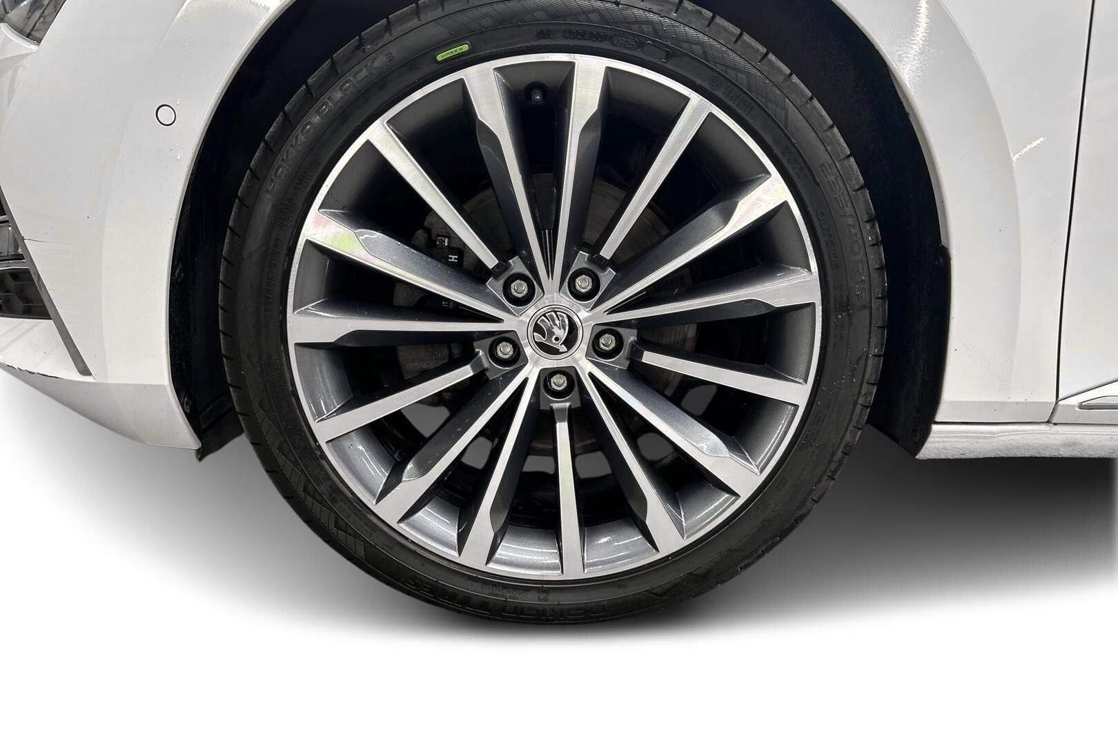 Skoda Superb iso kuva 13
