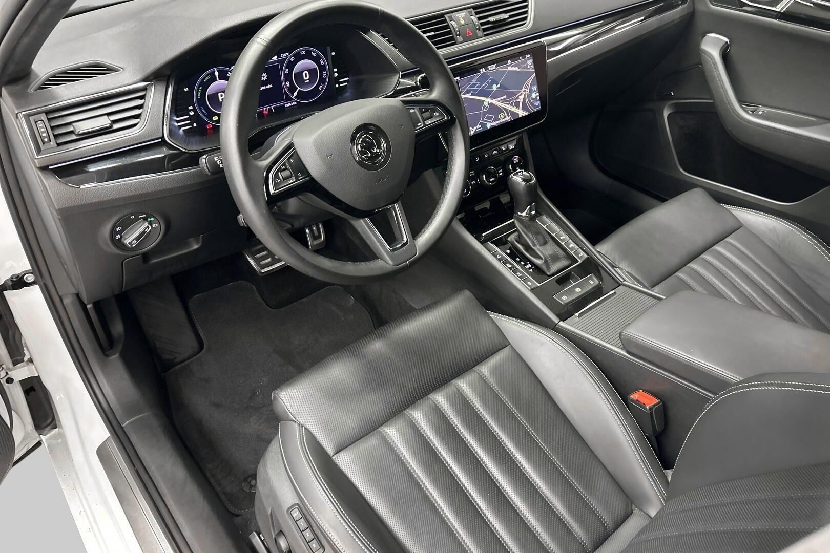 Skoda Superb iso kuva 9