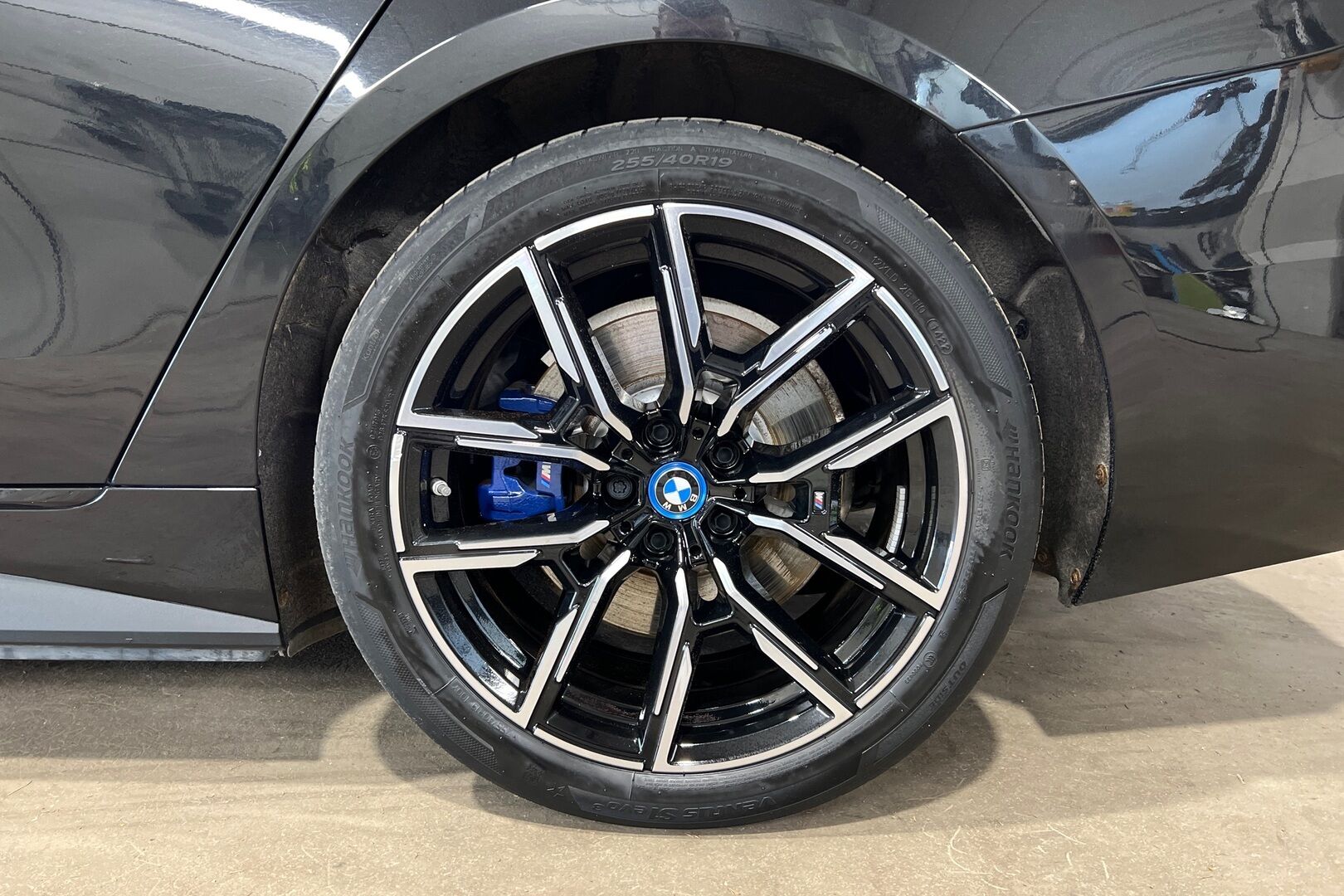 BMW i4 iso kuva 11