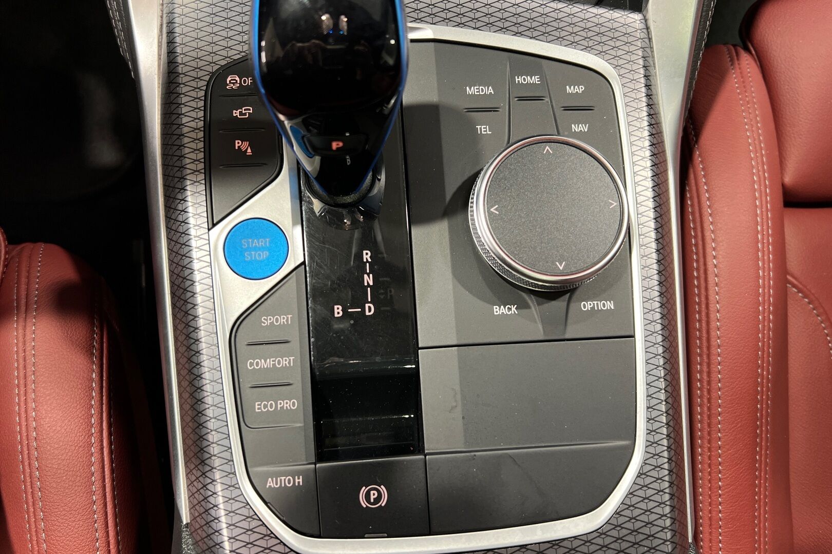 BMW i4 iso kuva 17