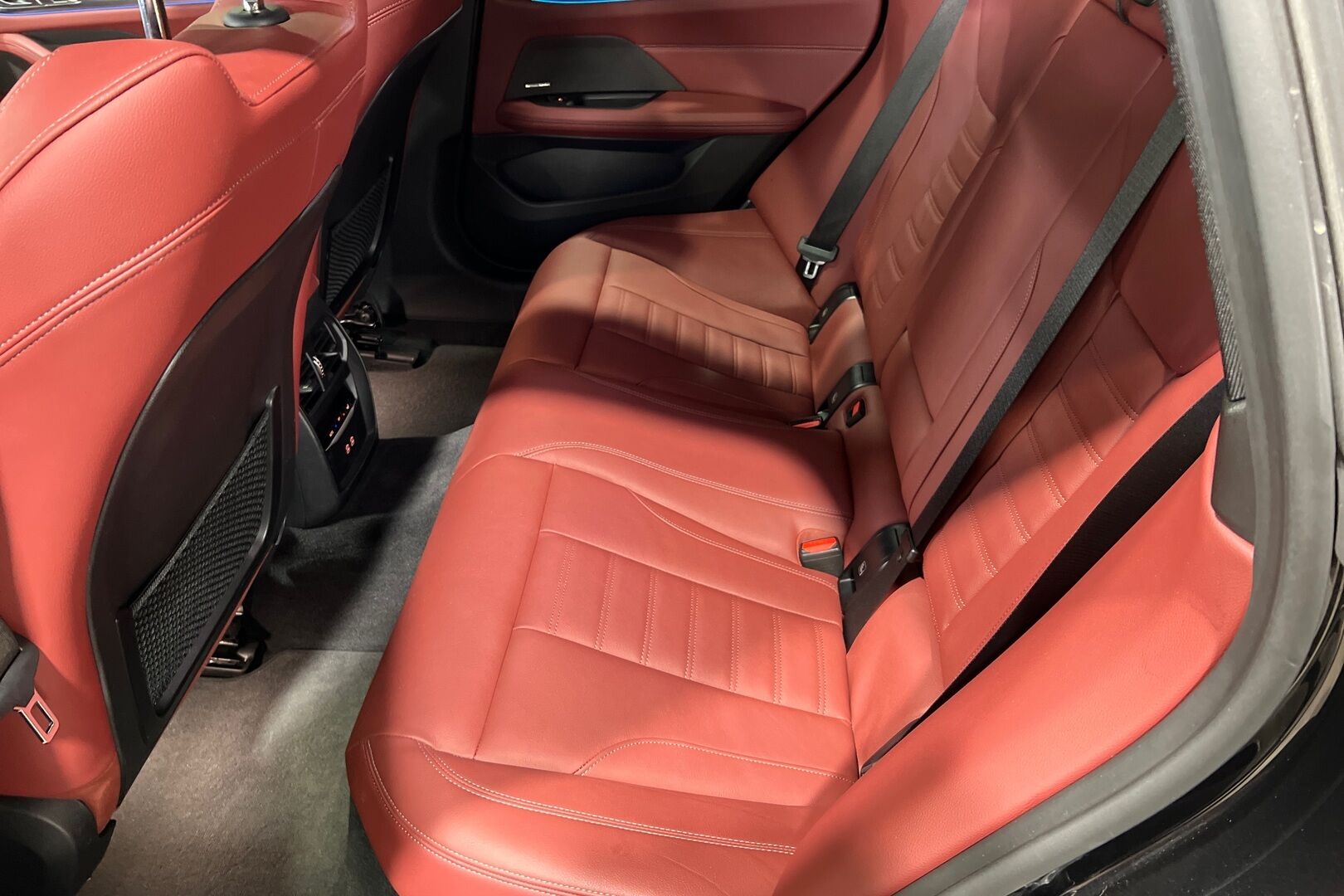 BMW i4 iso kuva 8