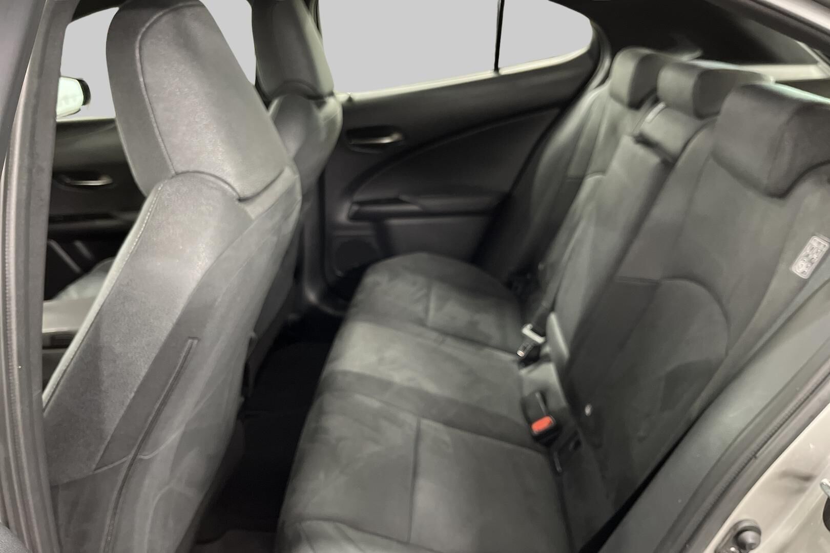 Lexus UX iso kuva 5