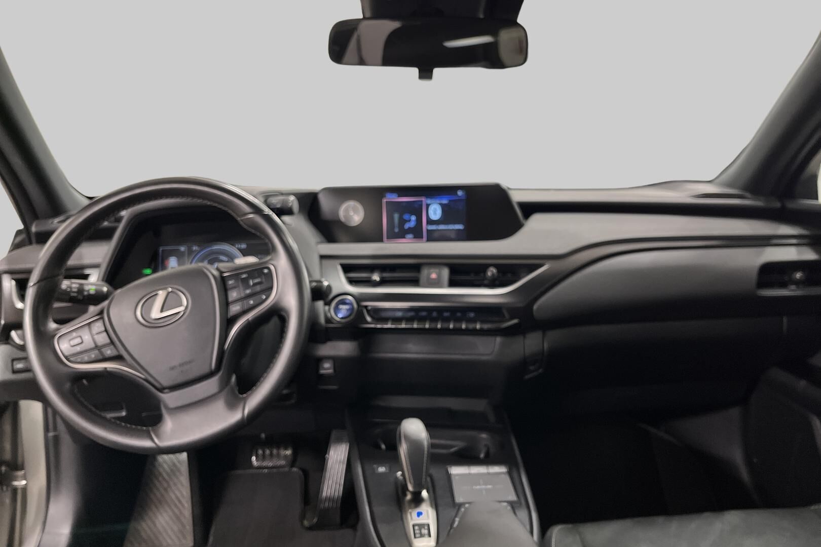 Lexus UX iso kuva 6