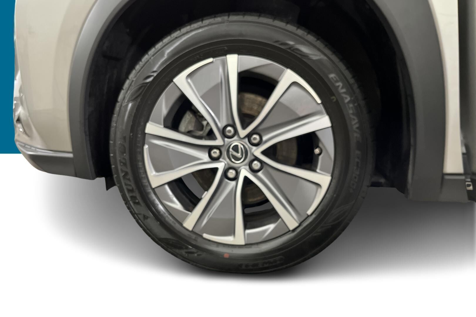 Lexus UX iso kuva 14