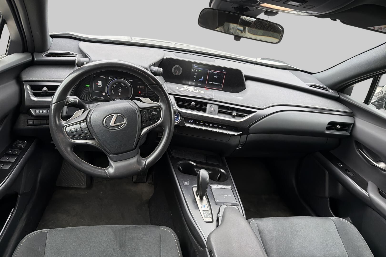 Lexus UX iso kuva 2
