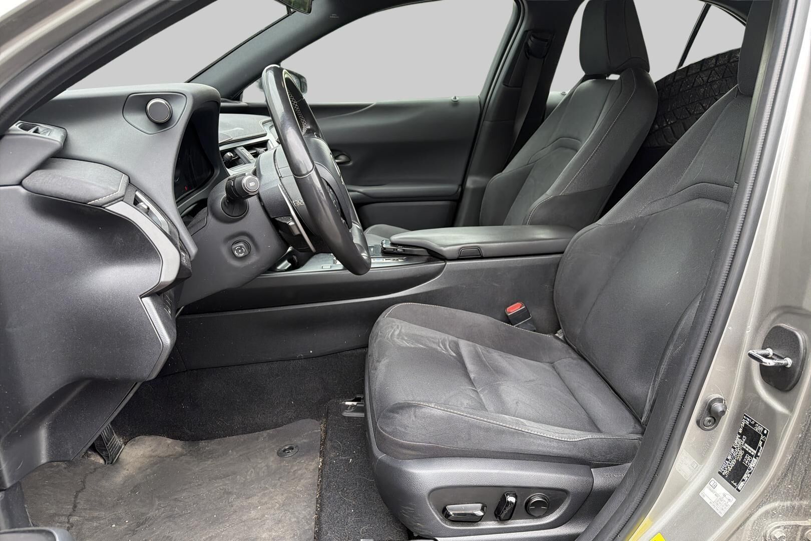 Lexus UX iso kuva 4