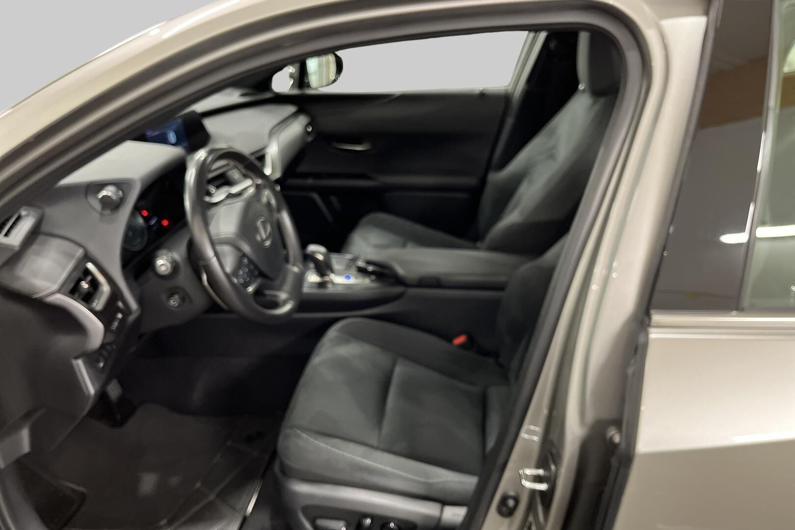 Lexus UX iso kuva 4
