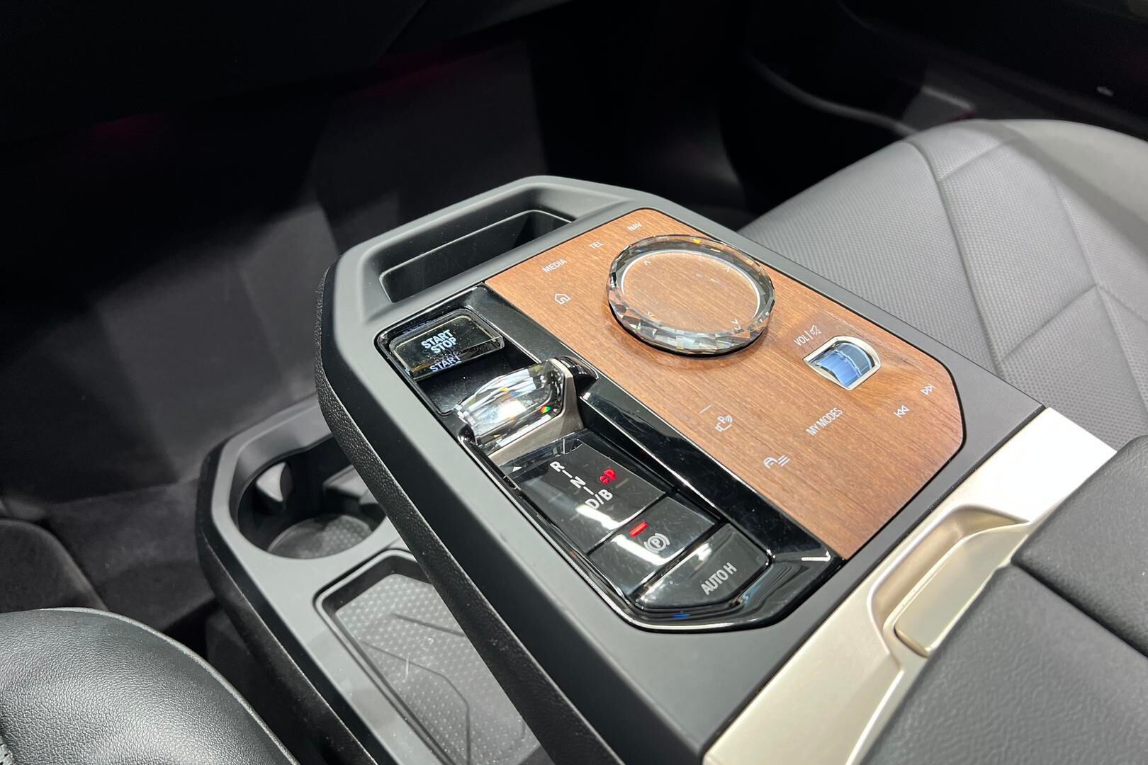 BMW iX iso kuva 23