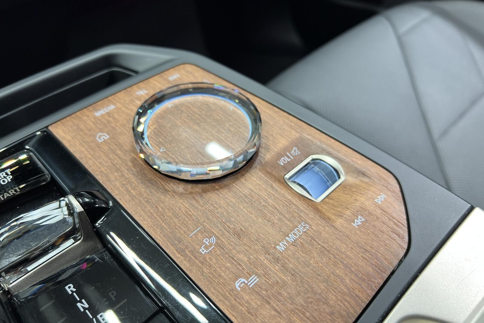 BMW iX iso kuva 24