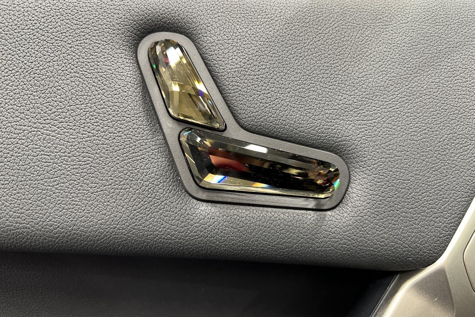 BMW iX iso kuva 30