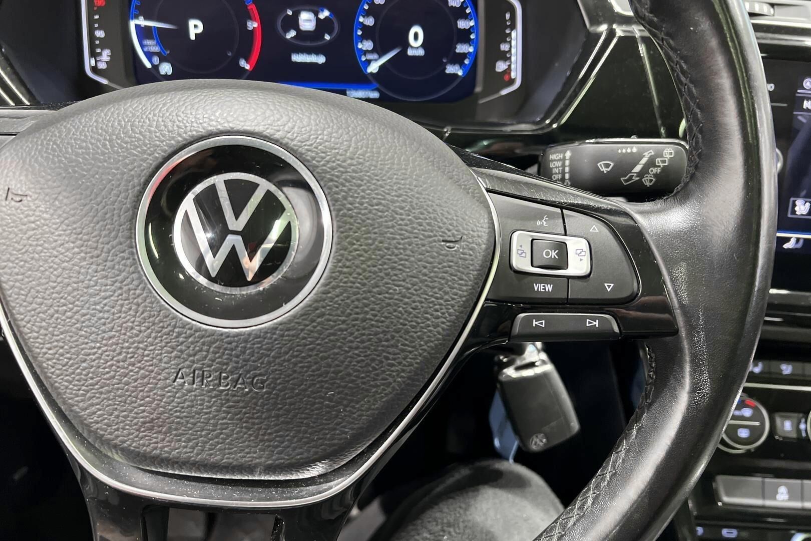 Volkswagen Touran iso kuva 24