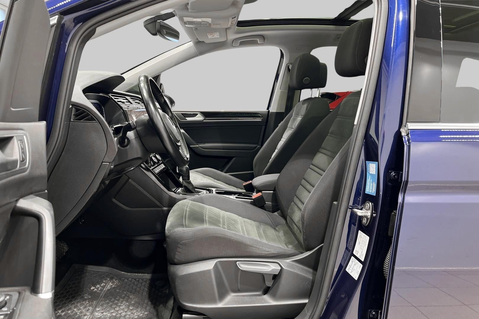 Volkswagen Touran iso kuva 9