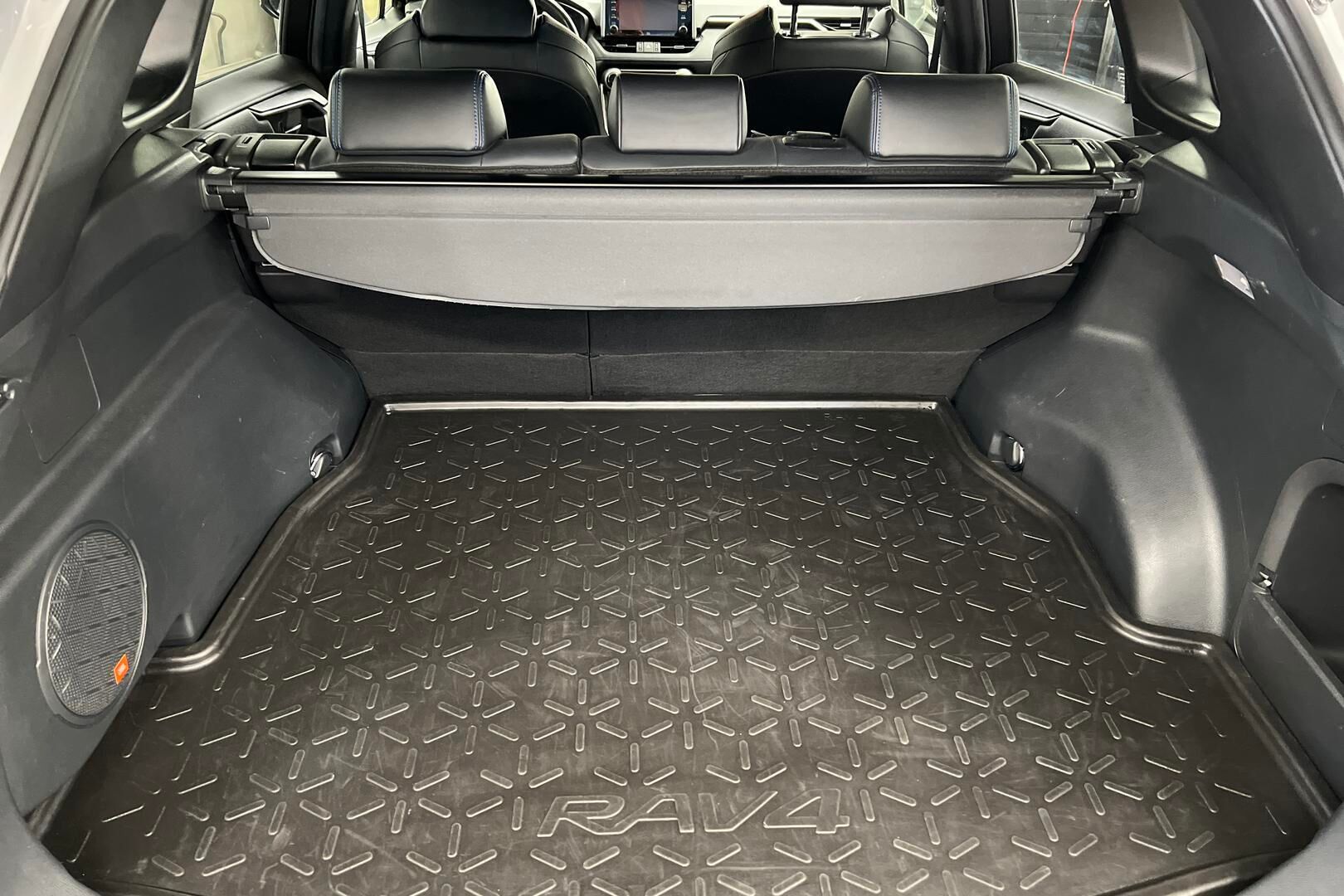 Toyota RAV4 iso kuva 11