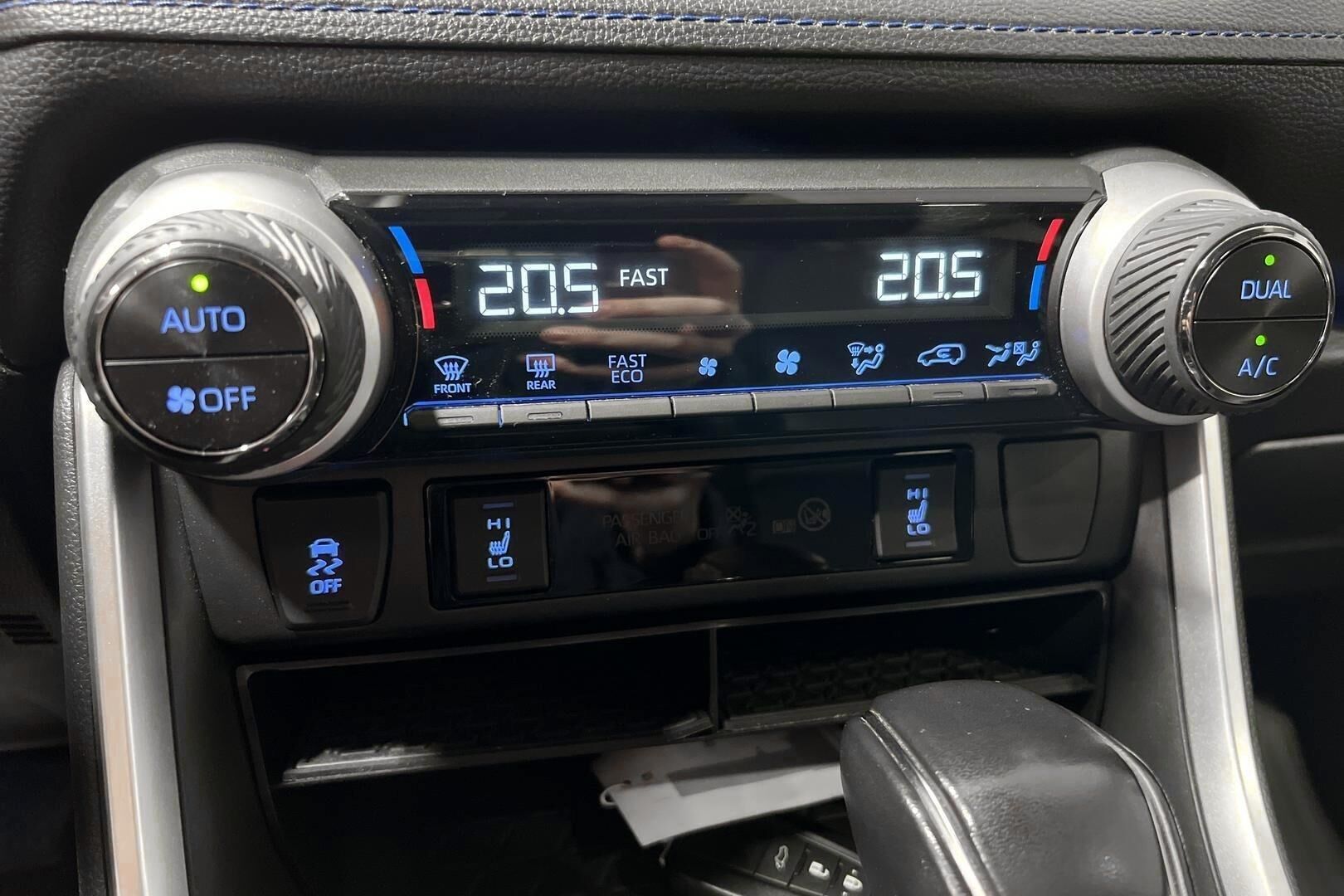 Toyota RAV4 iso kuva 15